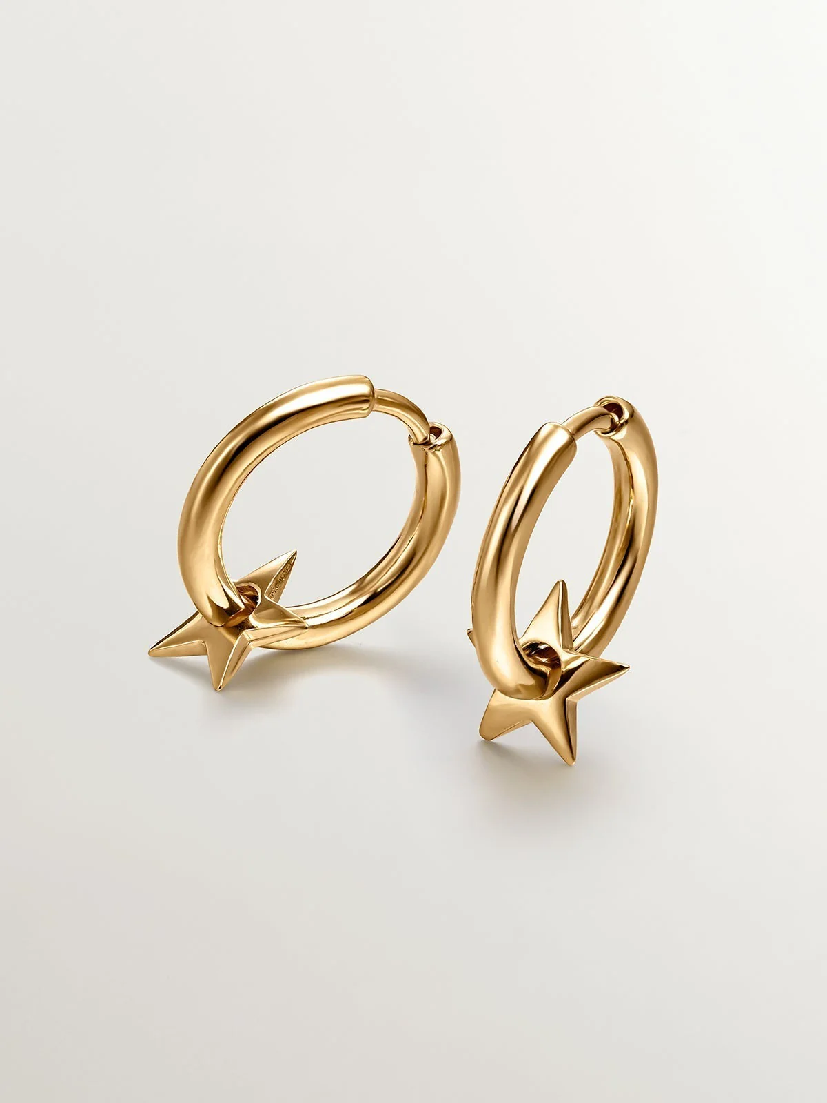 Pendientes de aro pequeños de plata 925 bañada en oro de 18K con estrella