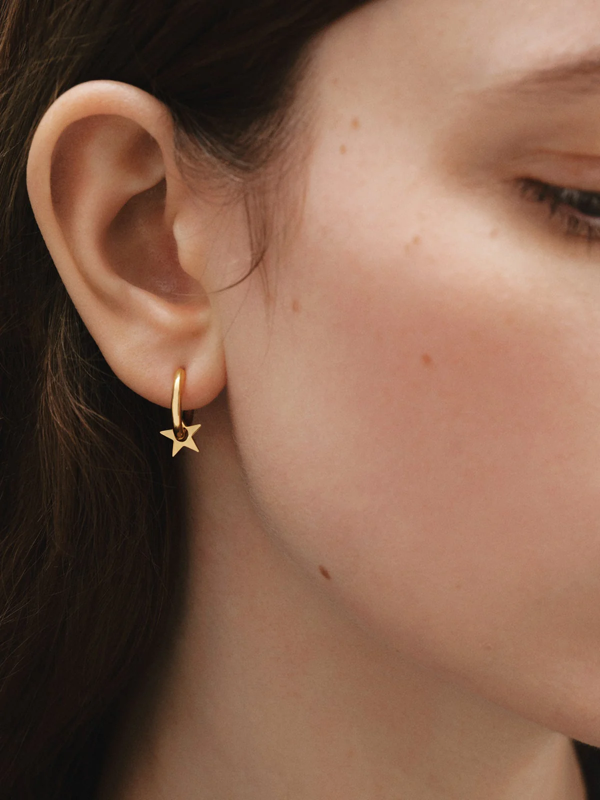 Pendientes de aro pequeños de plata 925 bañada en oro de 18K con estrella - Image 2