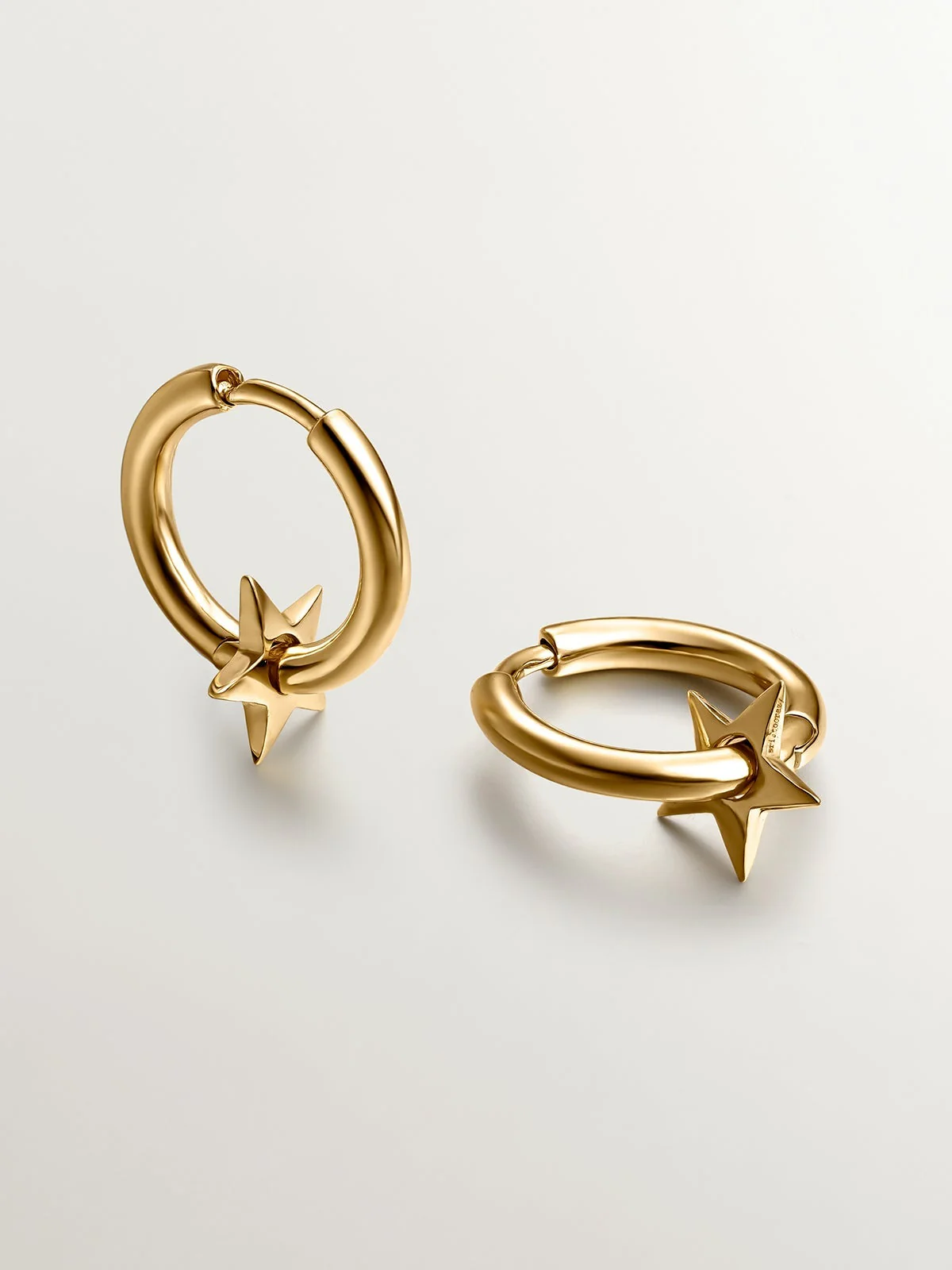 Pendientes de aro pequeños de plata 925 bañada en oro de 18K con estrella - Image 7