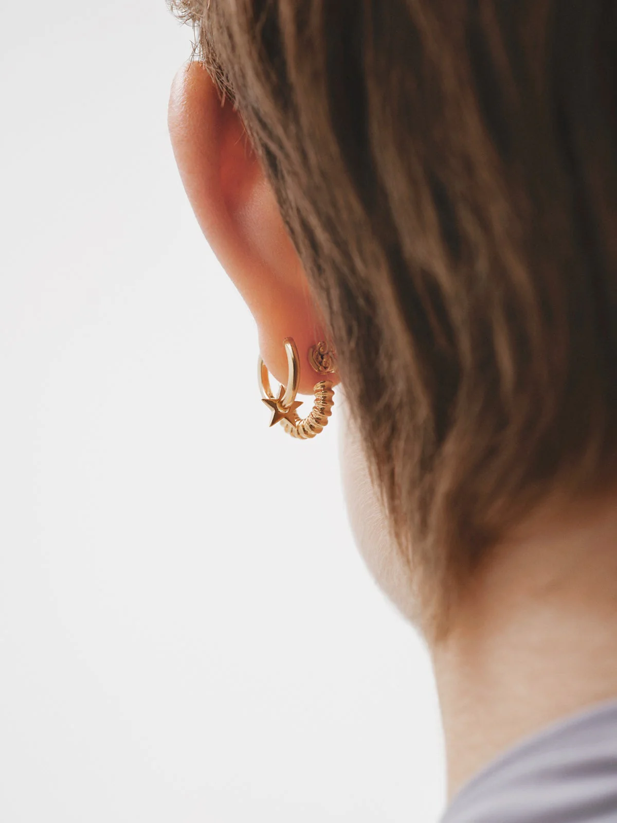 Pendientes de aro pequeños de plata 925 bañada en oro de 18K con estrella - Image 8