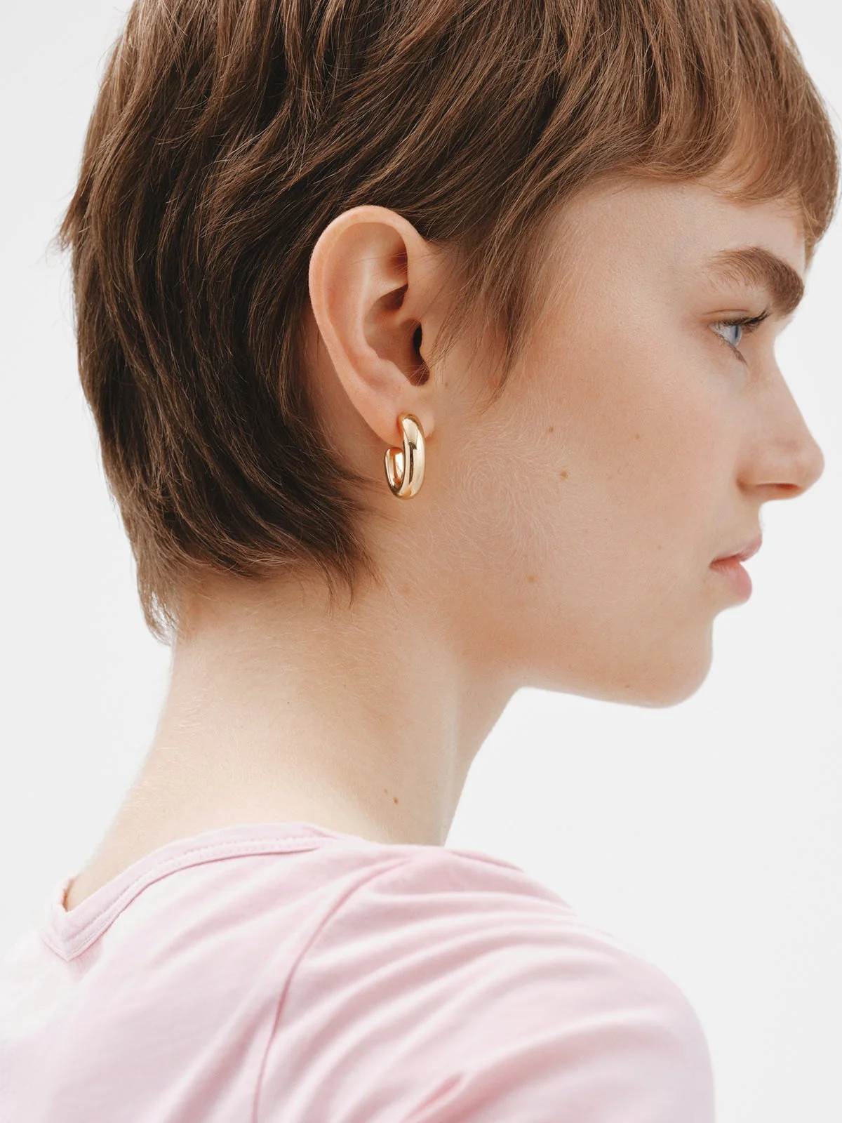 Pendientes de aro pequeños ovalados de plata 925 bañada en oro amarillo de 18K - Image 2
