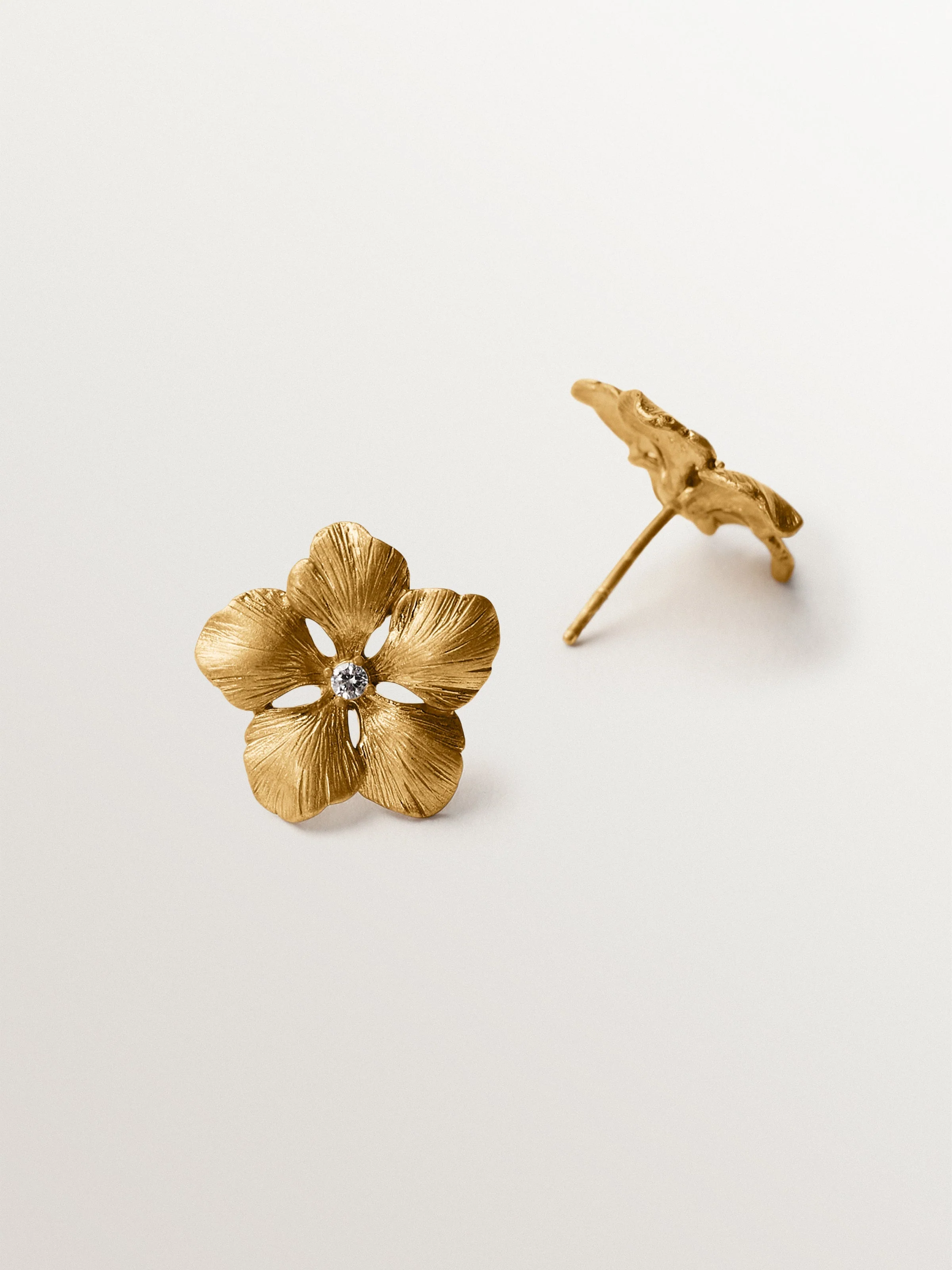 Pendientes de botón bañado en oro amarillo con cristal y forma de flor - Image 3