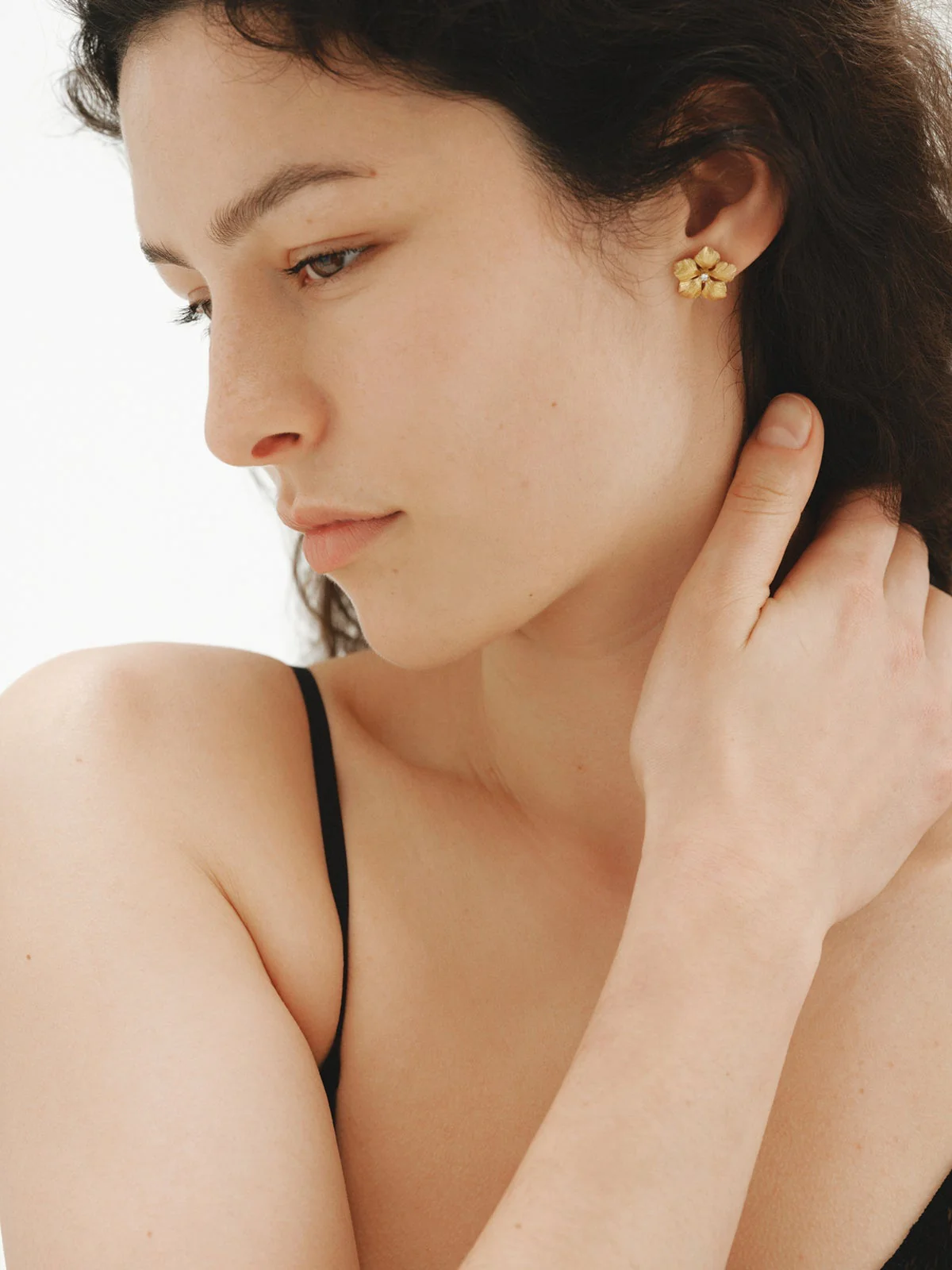 Pendientes de botón bañado en oro amarillo con cristal y forma de flor - Image 4