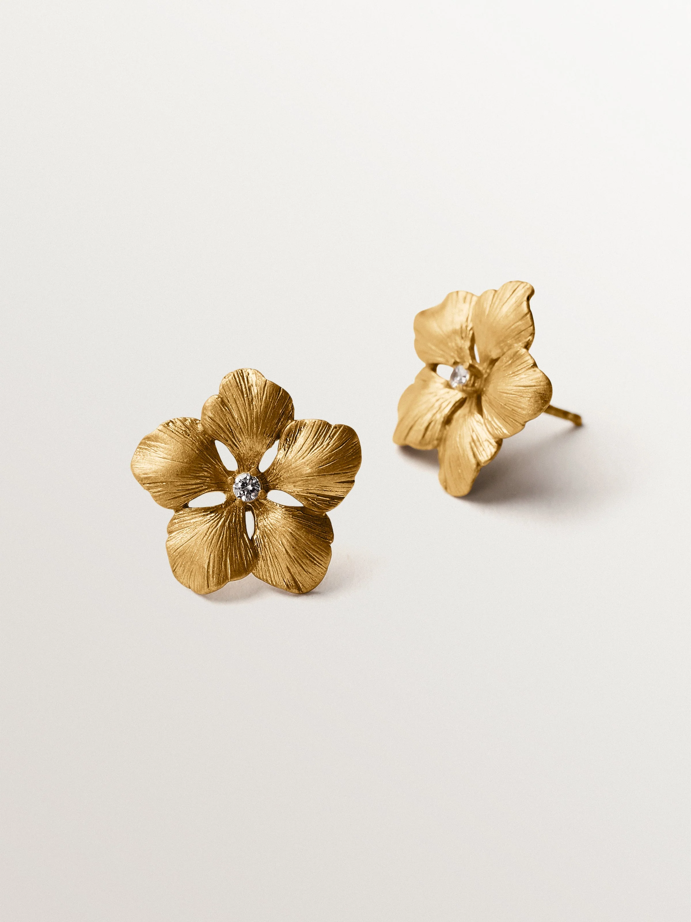 Pendientes de botón bañado en oro amarillo con cristal y forma de flor - Image 5