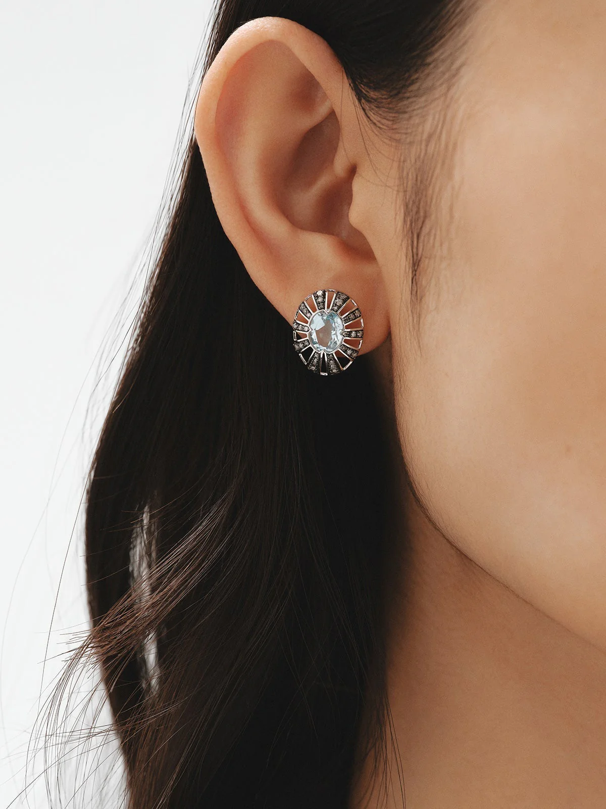 Pendientes de botón de oro blanco y amarillo de 9K con topacios y diamantes - Image 2