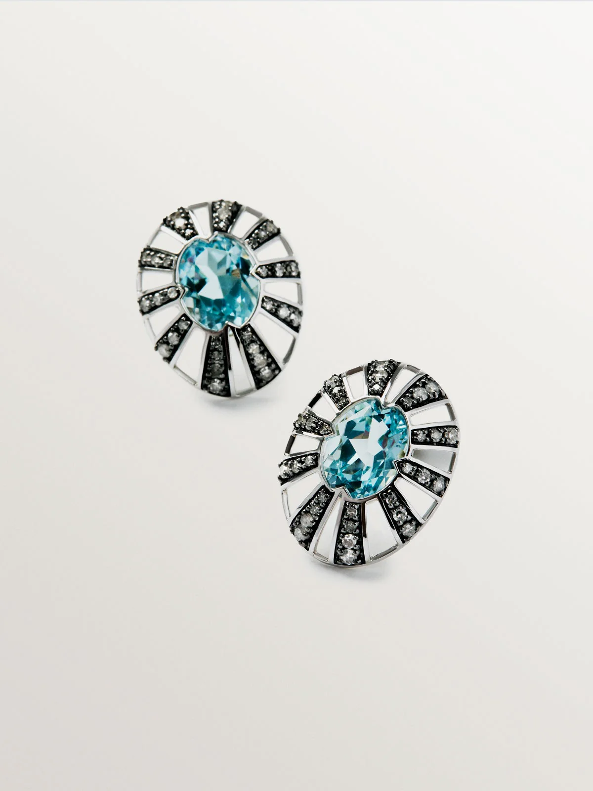 Pendientes de botón de oro blanco y amarillo de 9K con topacios y diamantes - Image 5