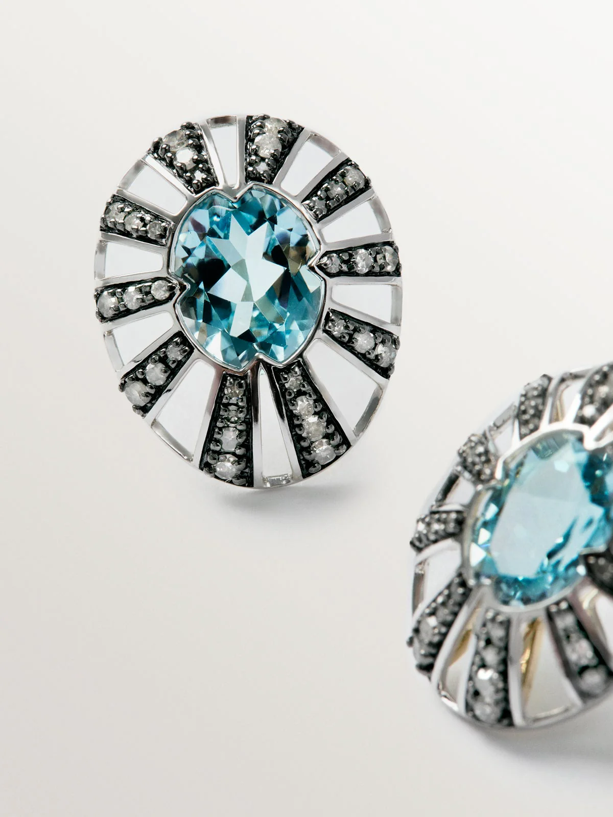 Pendientes de botón de oro blanco y amarillo de 9K con topacios y diamantes - Image 7