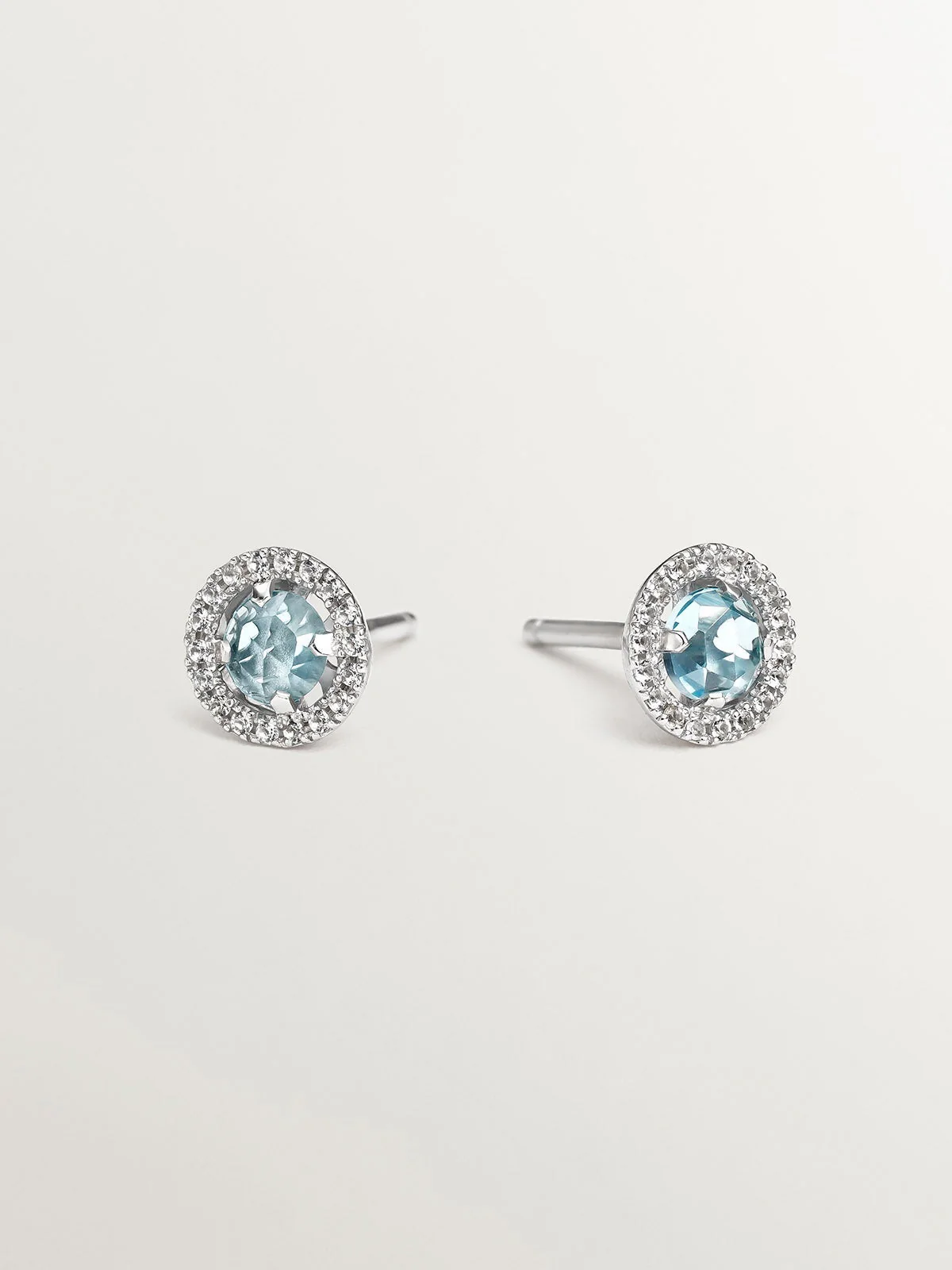 Pendientes de botón de plata 925 cos topacio azul 0,82 cts y orla de zafiros blancos
