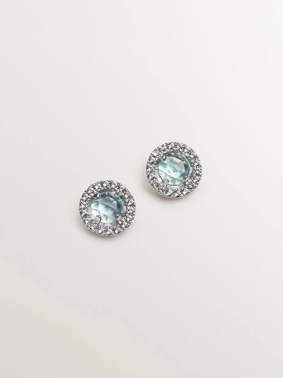 Pendientes de botón de plata 925 cos topacio azul 0,82 cts y orla de zafiros blancos - Image 3
