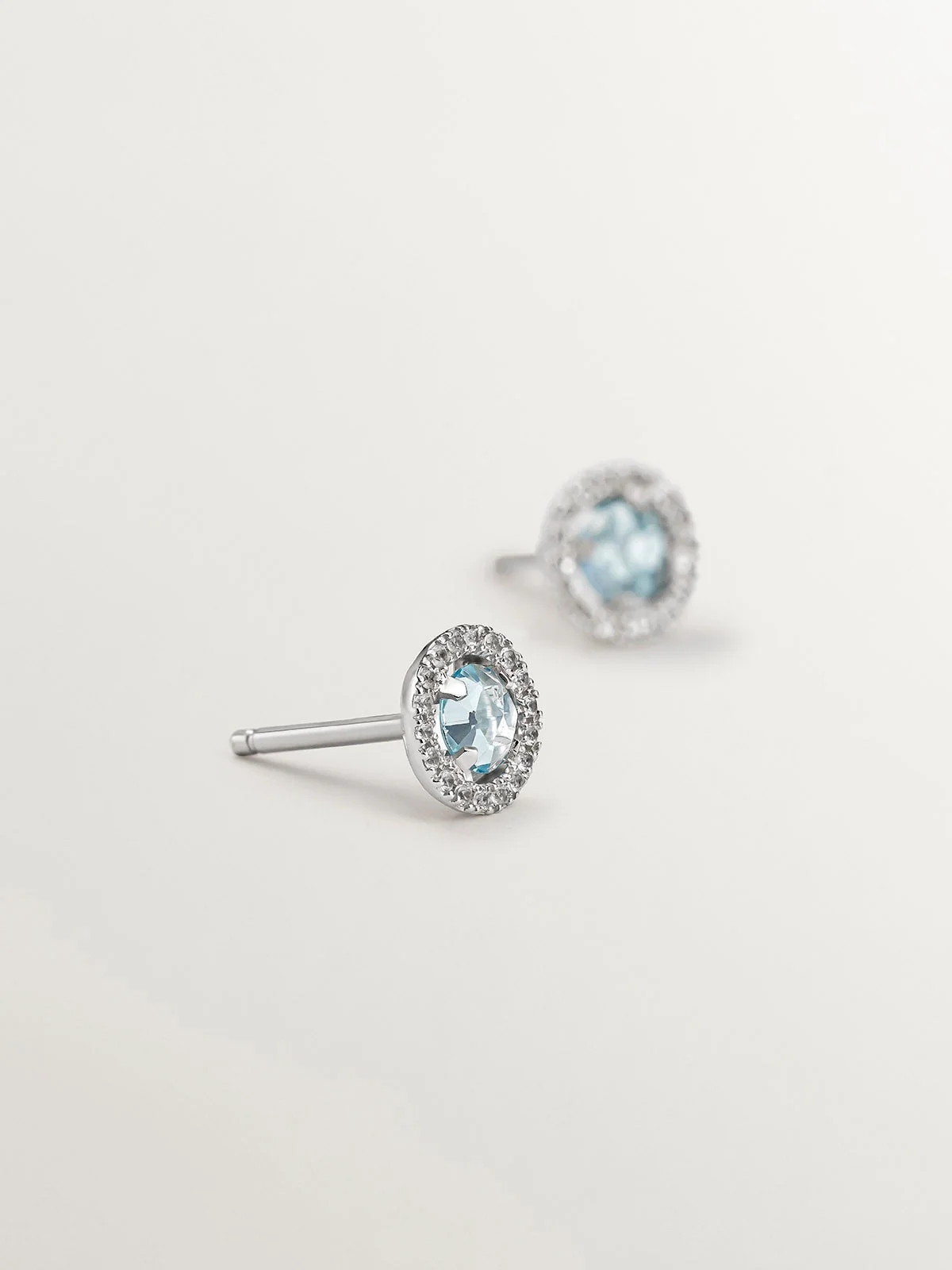 Pendientes de botón de plata 925 cos topacio azul 0,82 cts y orla de zafiros blancos - Image 5