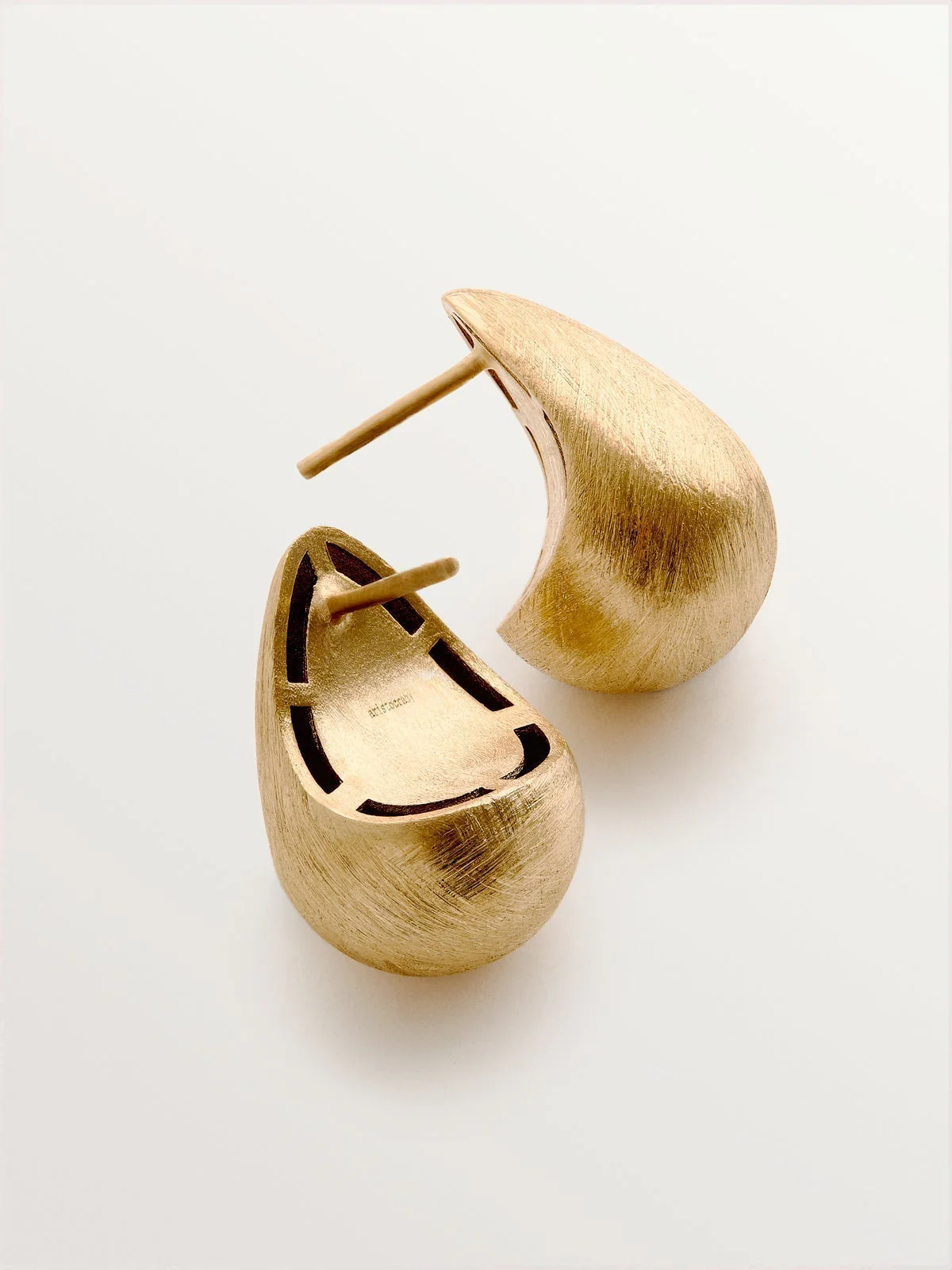 Pendientes de gota pequeños de plata 925 bañada en oro amarillo de 18K con textura - Image 3