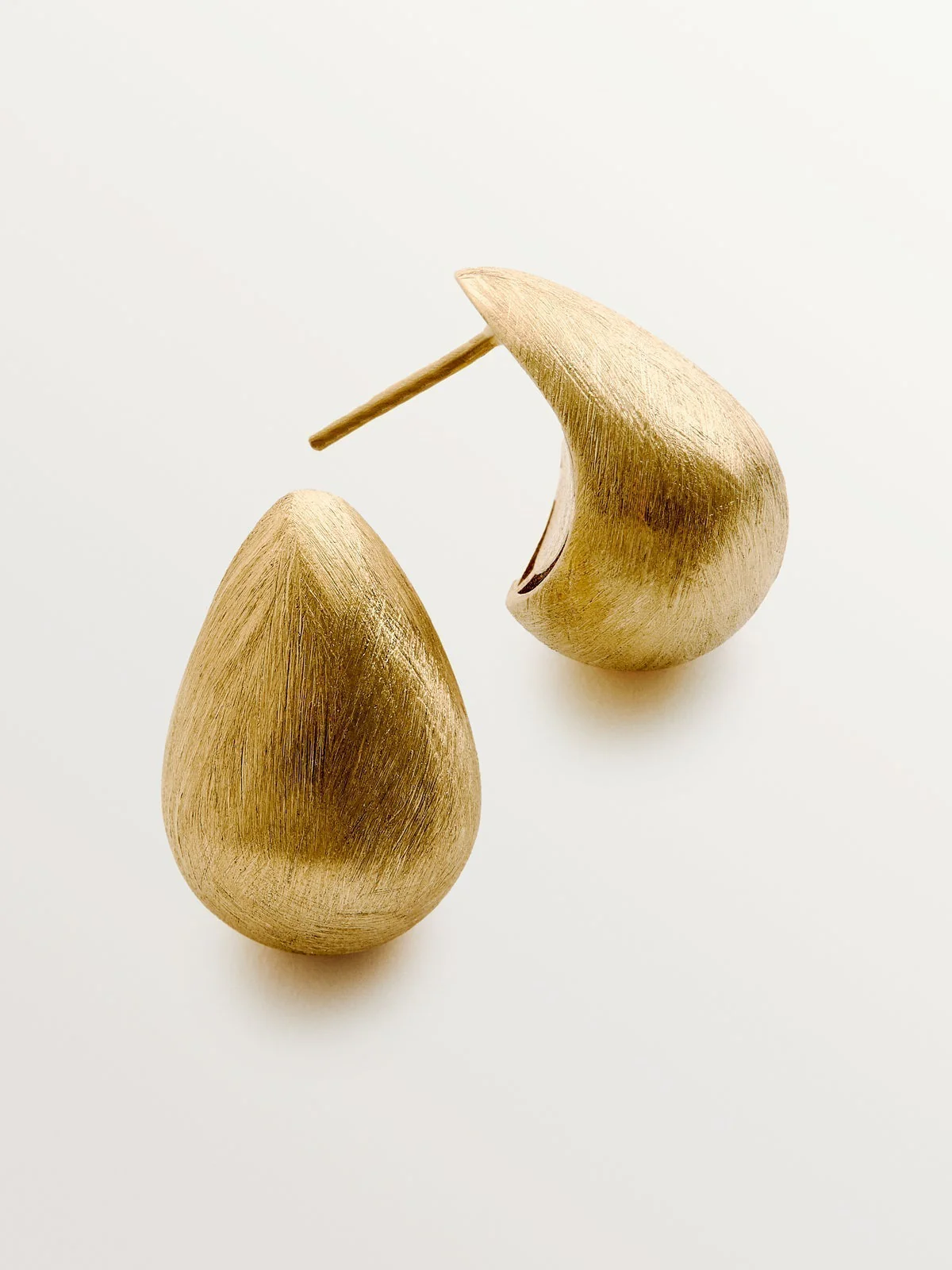 Pendientes de gota pequeños de plata 925 bañada en oro amarillo de 18K con textura - Image 5