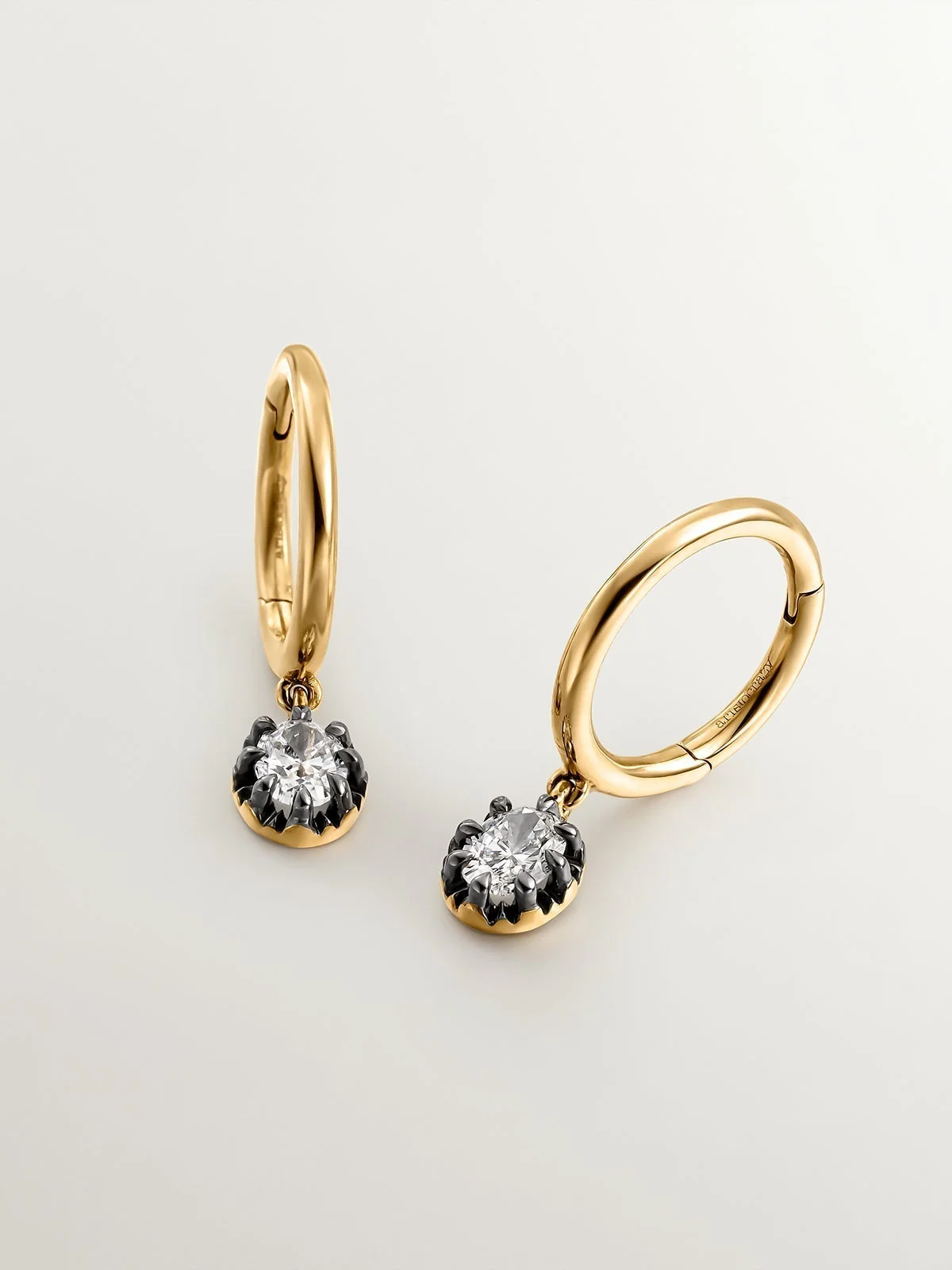 Pendientes de oro amarillo de 18K con efecto envejecido y diamantes en talla oval - Image 3