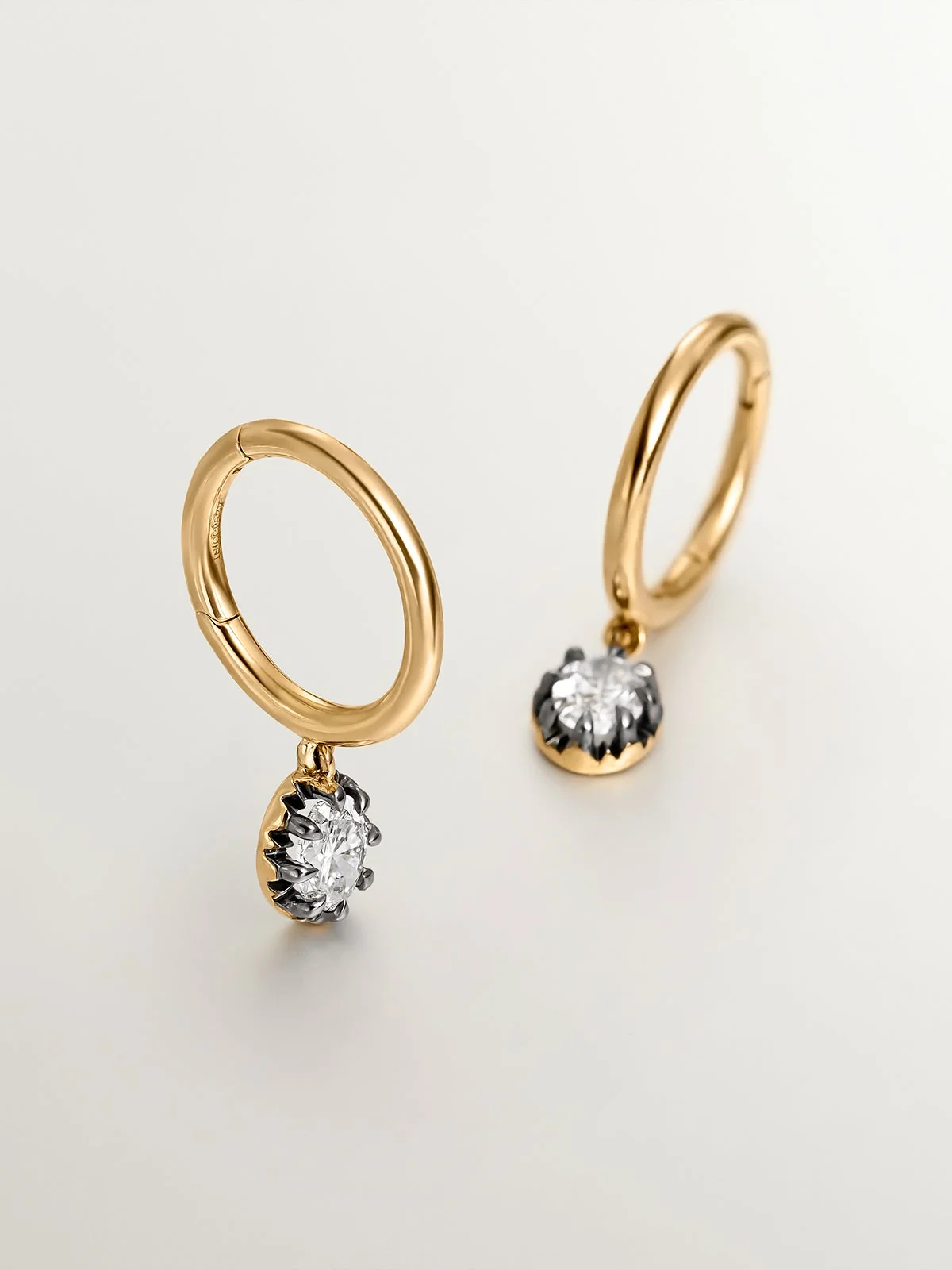Pendientes de oro amarillo de 18K con efecto envejecido y diamantes en talla oval - Image 5