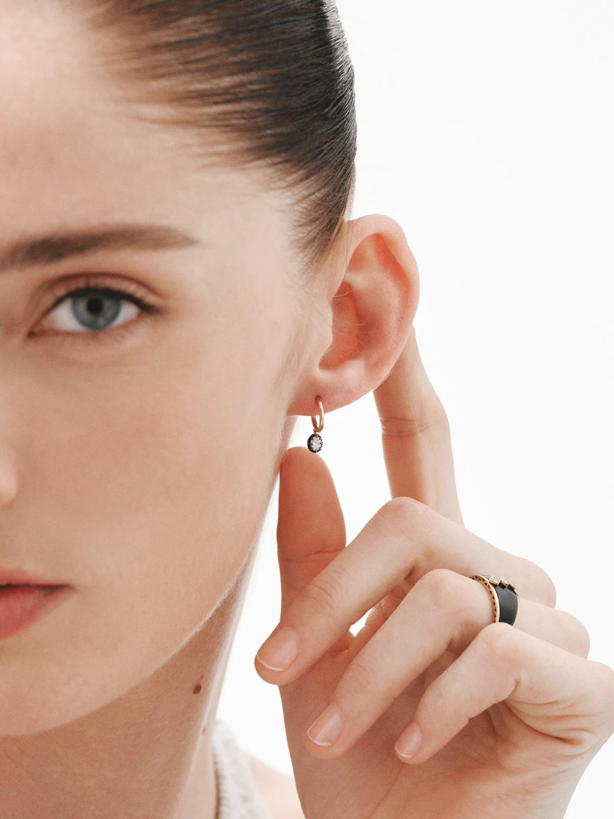 Pendientes de oro amarillo de 18K con efecto envejecido y diamantes en talla oval - Image 6