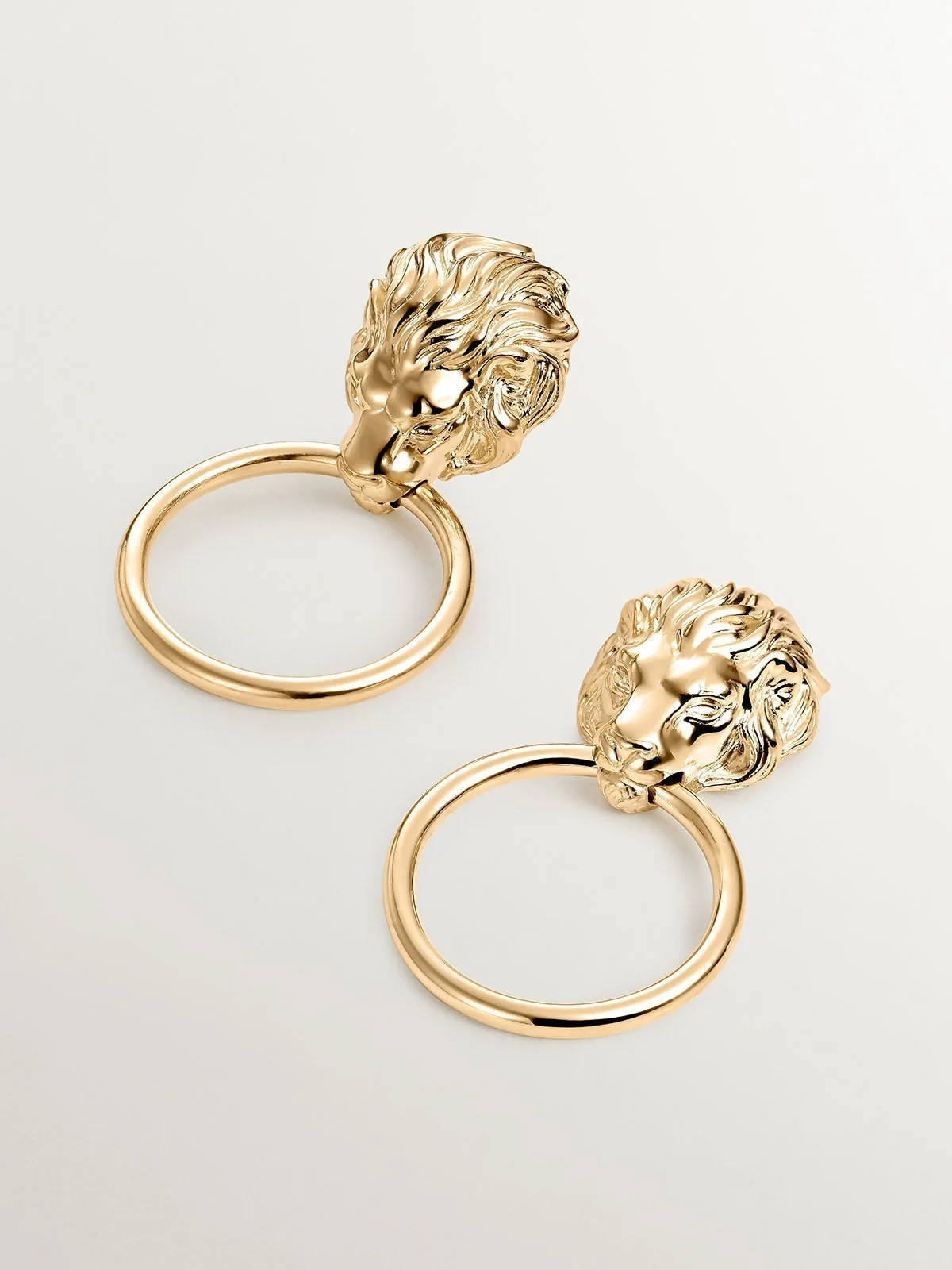 Pendientes de plata 925 bañada en oro amarillo de 18K con aro y cabeza de león