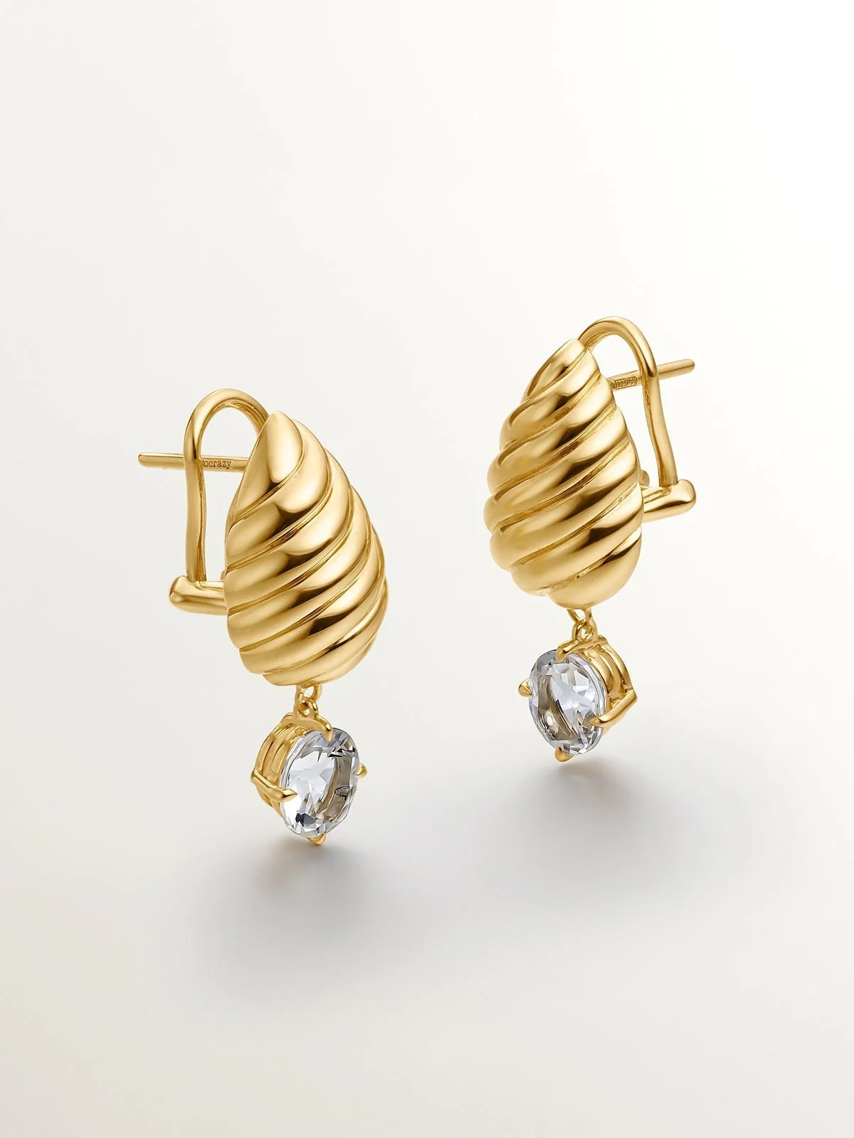 Pendientes de plata 925 bañada en oro amarillo de 18K con cuarzos blancos y textura gallonada - Image 3