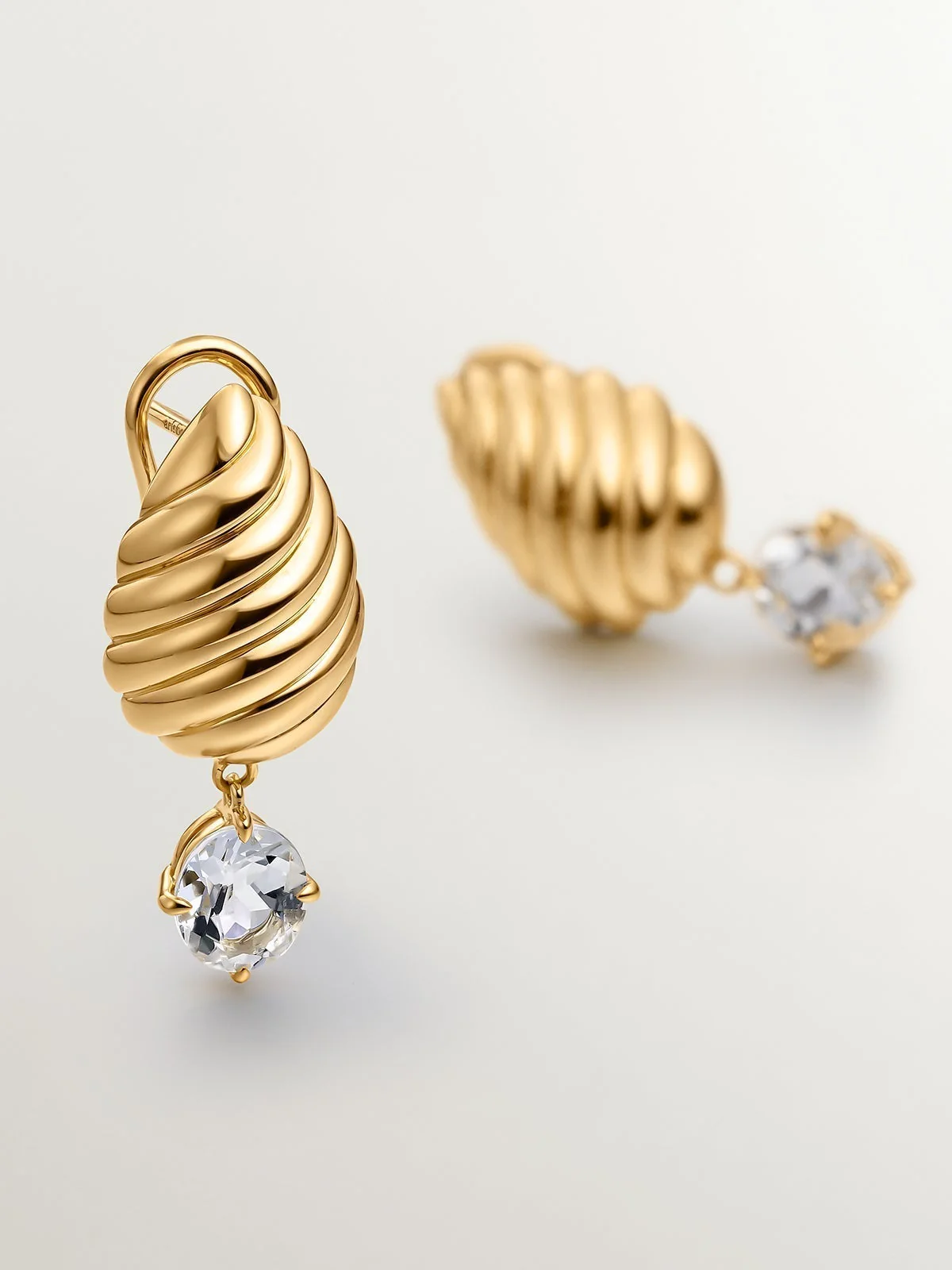 Pendientes de plata 925 bañada en oro amarillo de 18K con cuarzos blancos y textura gallonada - Image 5