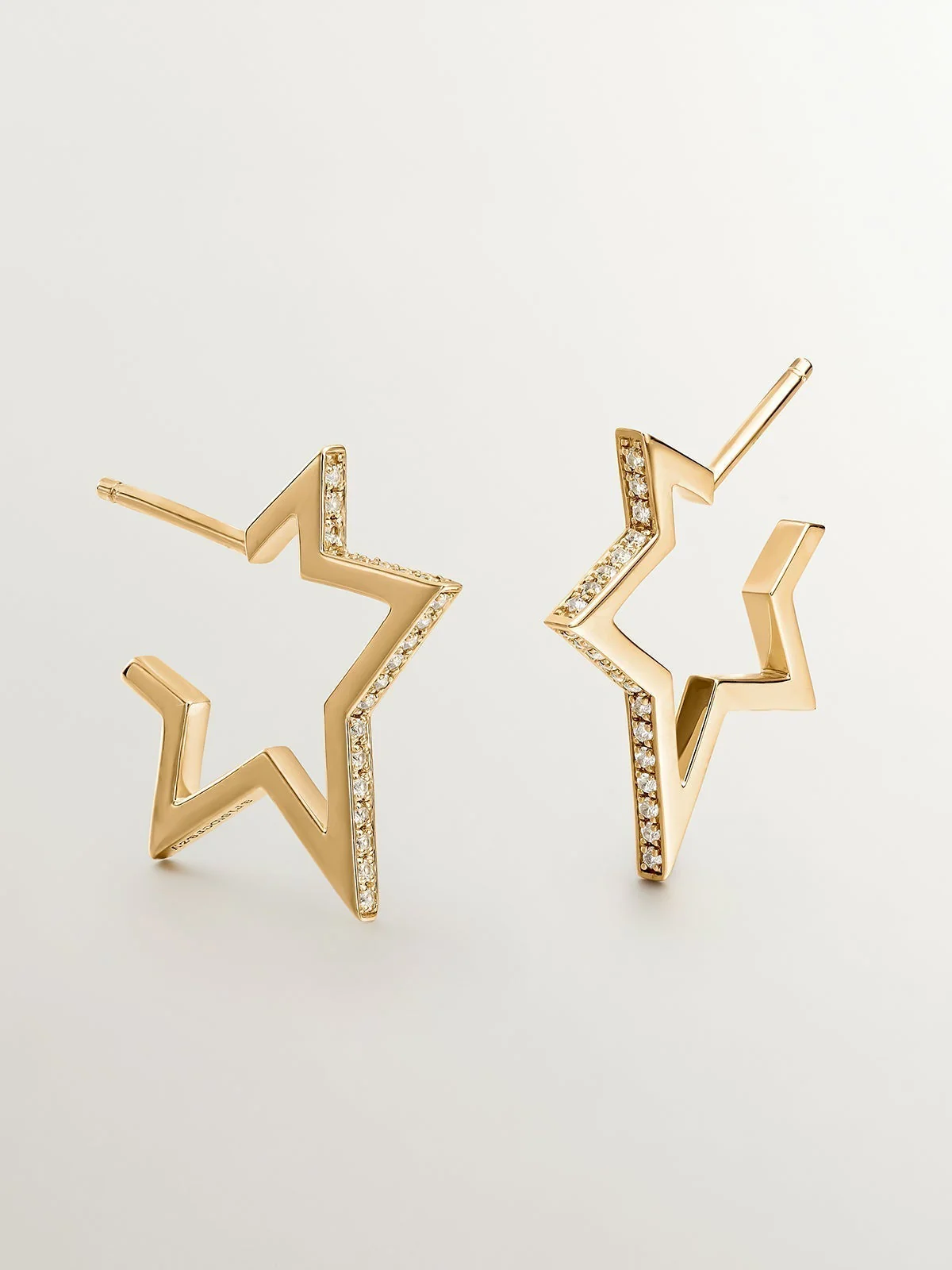 Pendientes de plata 925 bañada en oro amarillo de 18K con forma de estrella y topacios blancos