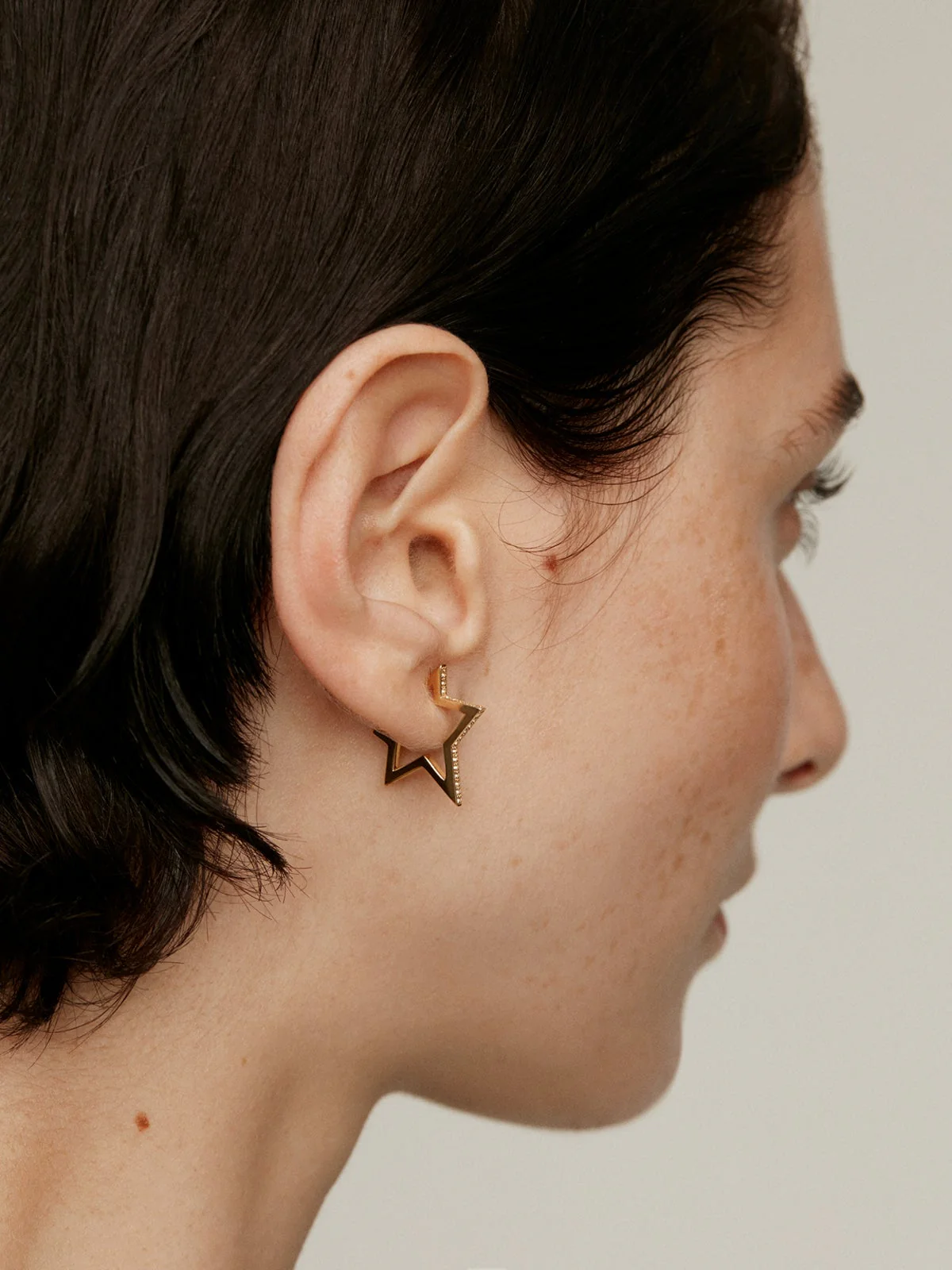 Pendientes de plata 925 bañada en oro amarillo de 18K con forma de estrella y topacios blancos - Image 4
