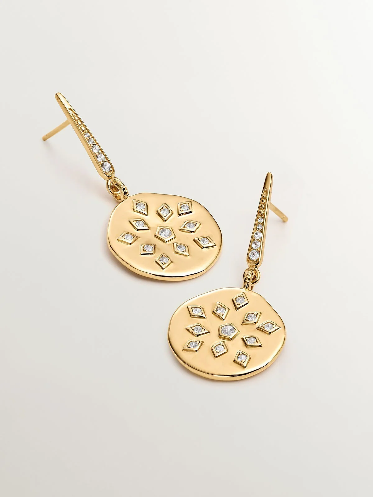 Pendientes de plata 925 bañada en oro amarillo de 18K con forma de medalla irregular y topacios blancos