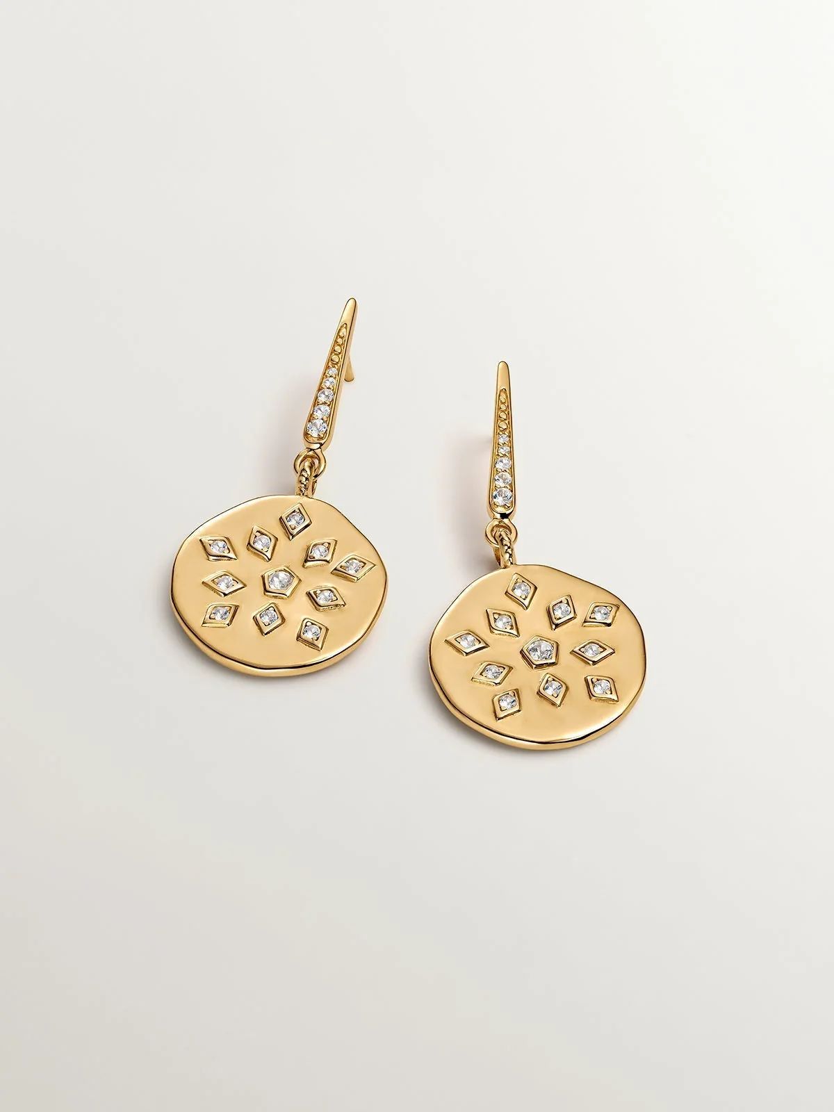 Pendientes de plata 925 bañada en oro amarillo de 18K con forma de medalla irregular y topacios blancos - Image 3
