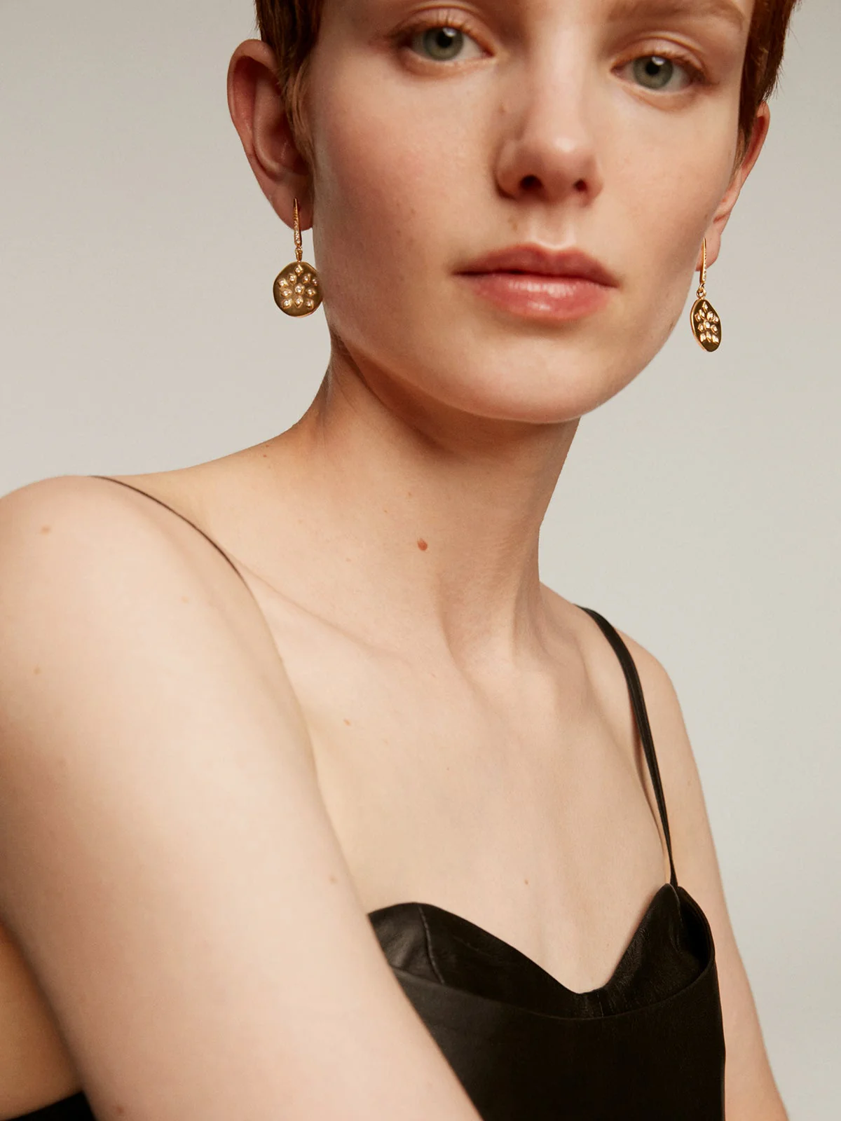 Pendientes de plata 925 bañada en oro amarillo de 18K con forma de medalla irregular y topacios blancos - Image 4