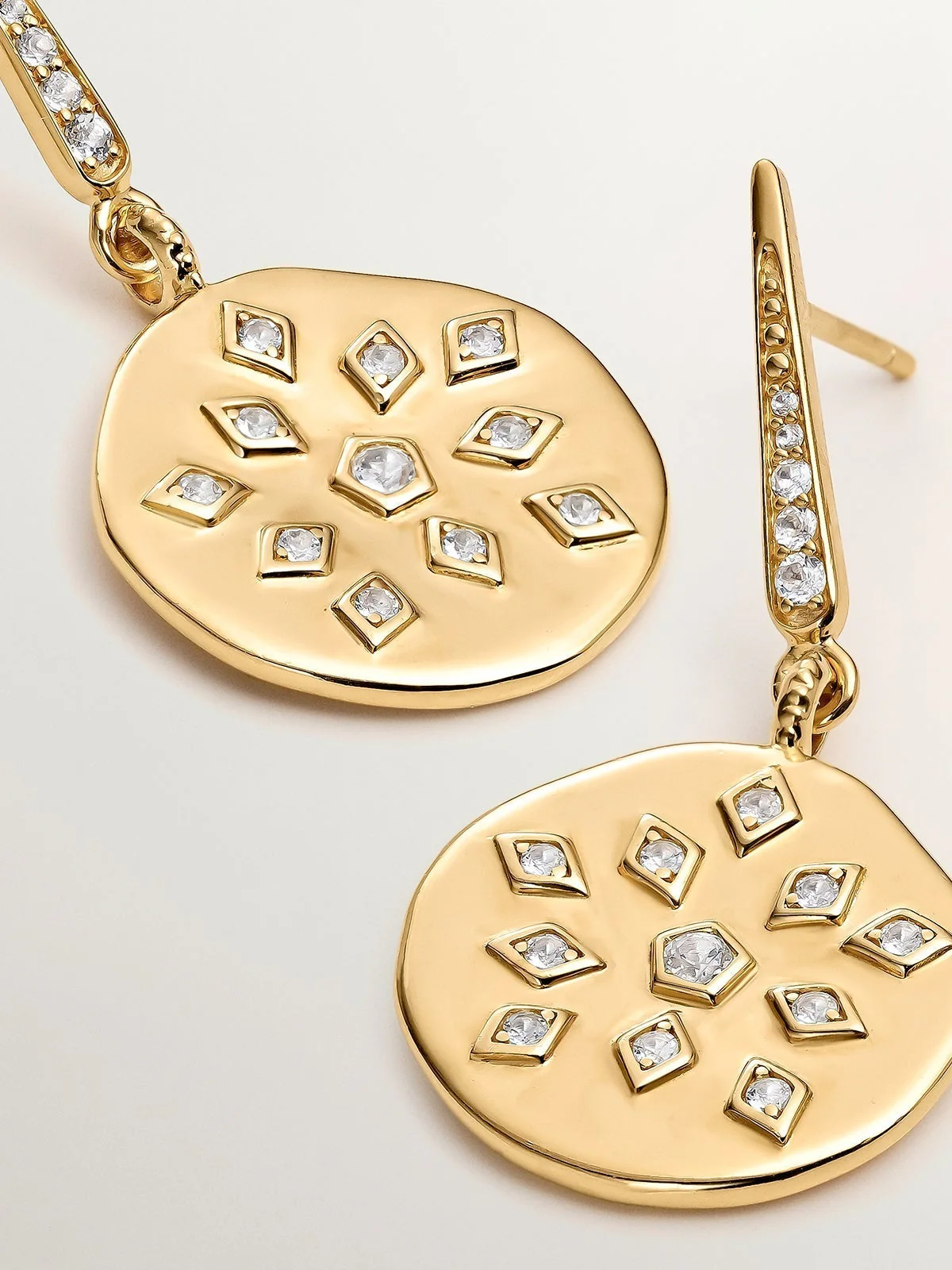 Pendientes de plata 925 bañada en oro amarillo de 18K con forma de medalla irregular y topacios blancos - Image 5
