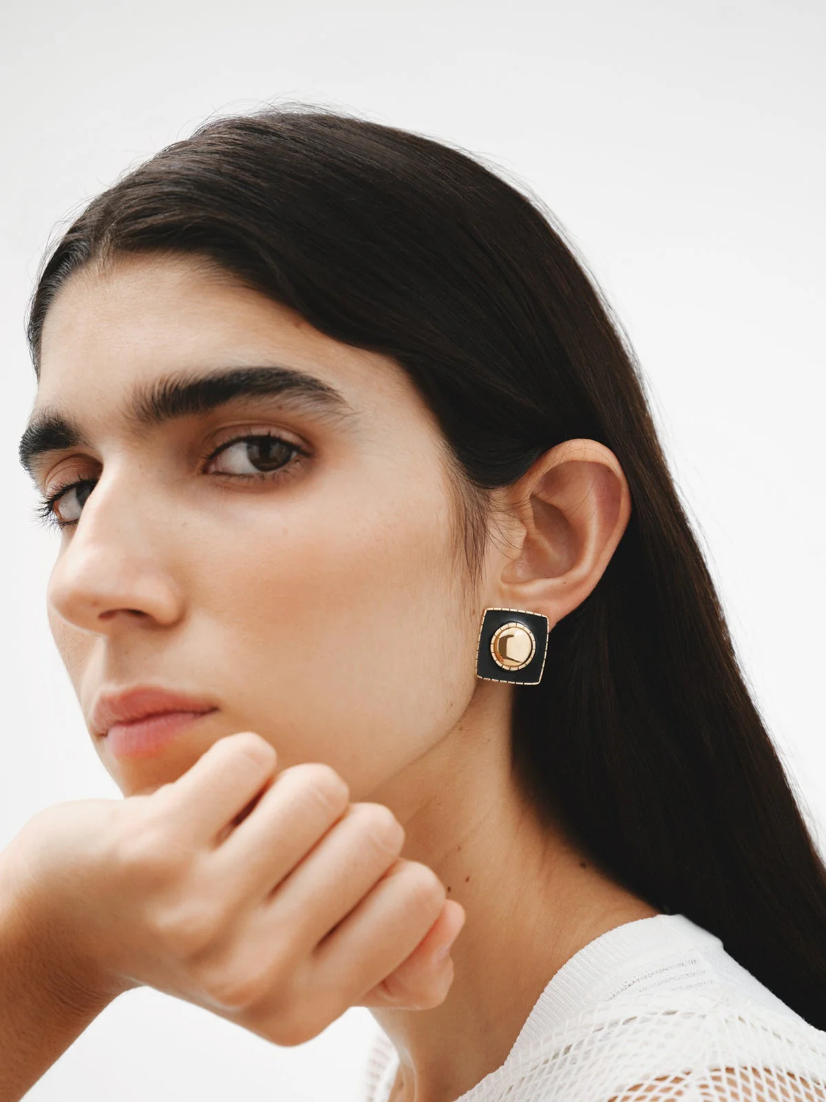 Pendientes de plata 925 bañada en oro amarillo de 18K con forma geométrica y esmalte negro - Image 2