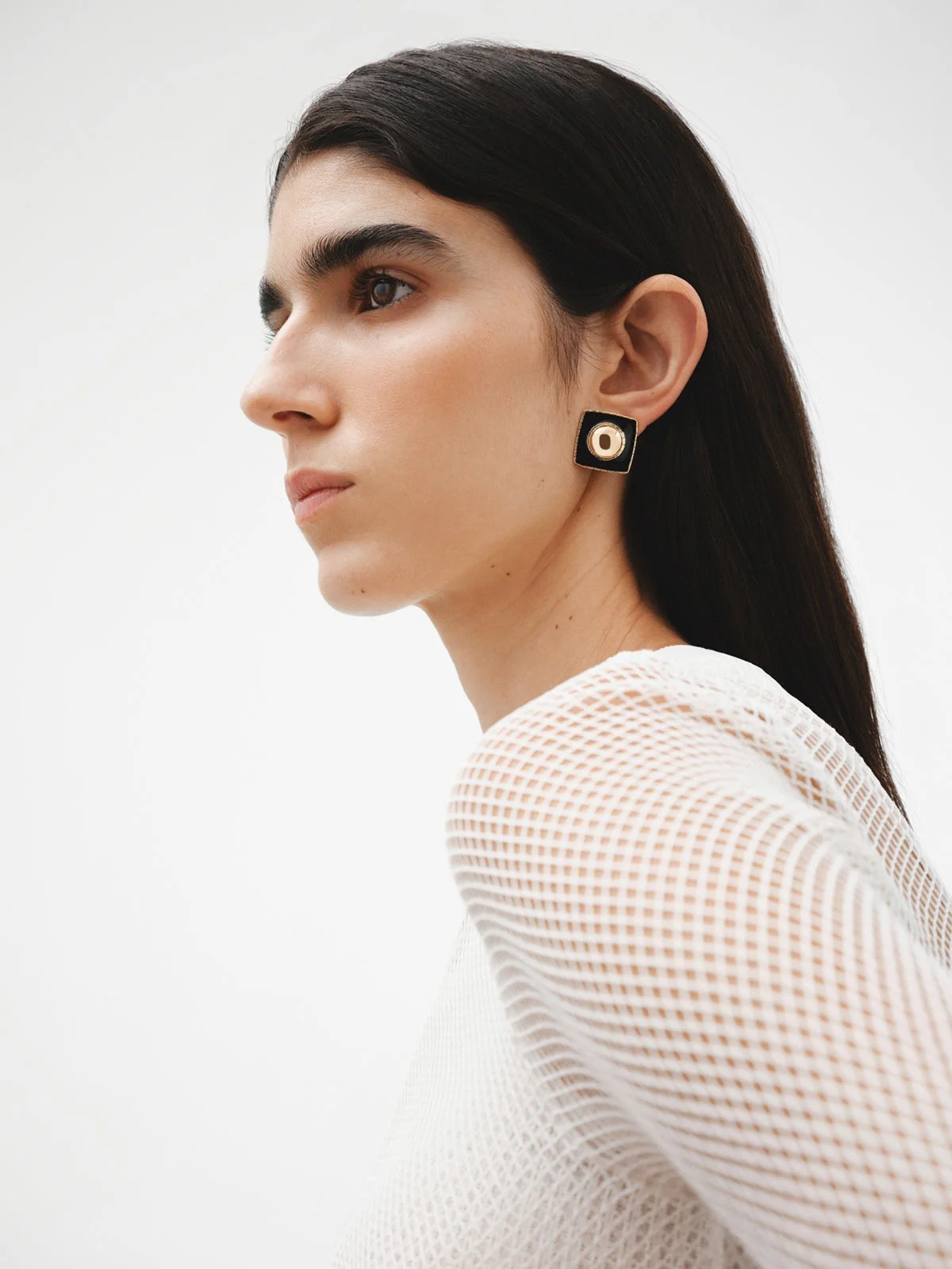 Pendientes de plata 925 bañada en oro amarillo de 18K con forma geométrica y esmalte negro - Image 4