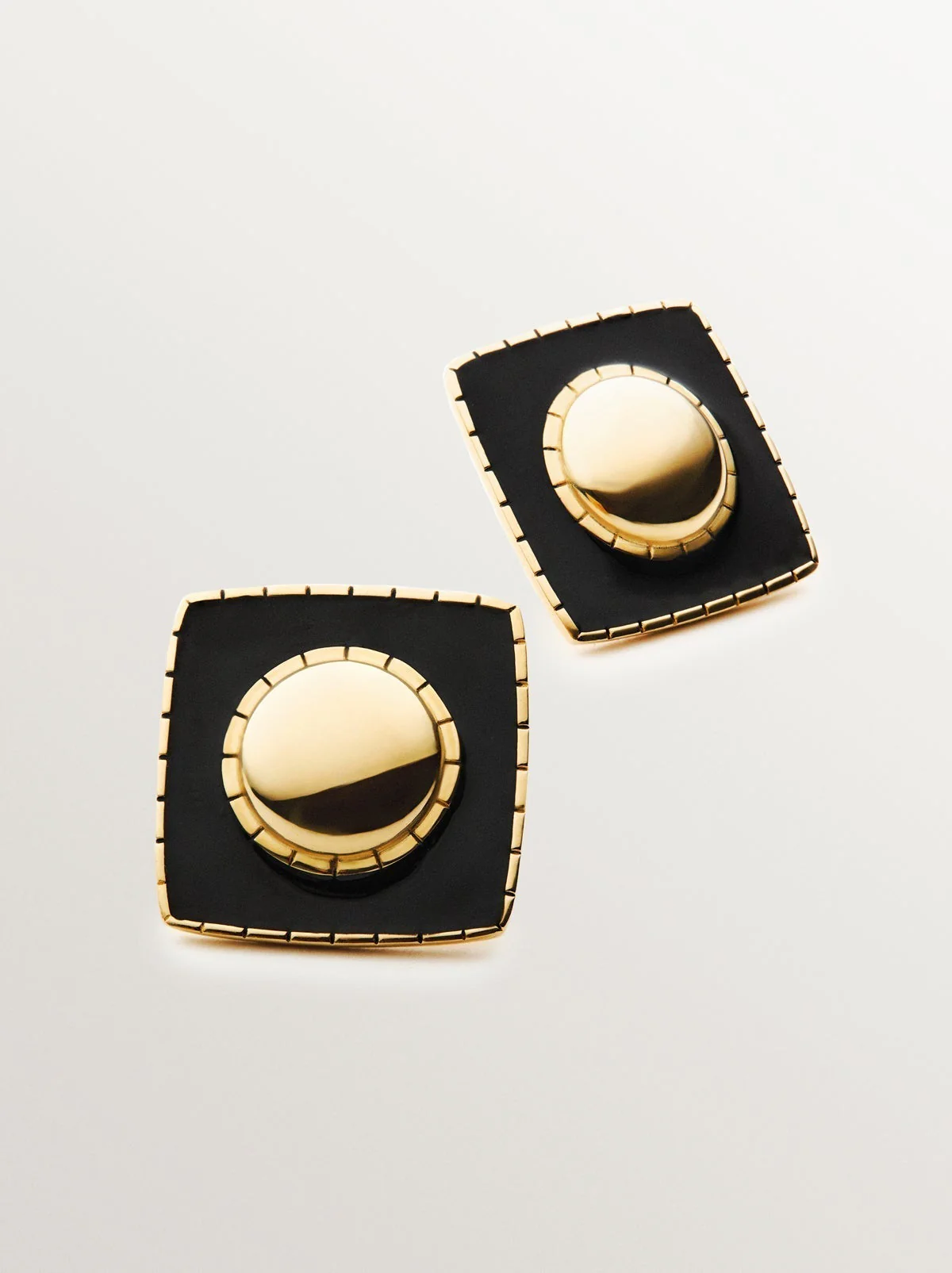 Pendientes de plata 925 bañada en oro amarillo de 18K con forma geométrica y esmalte negro - Image 5