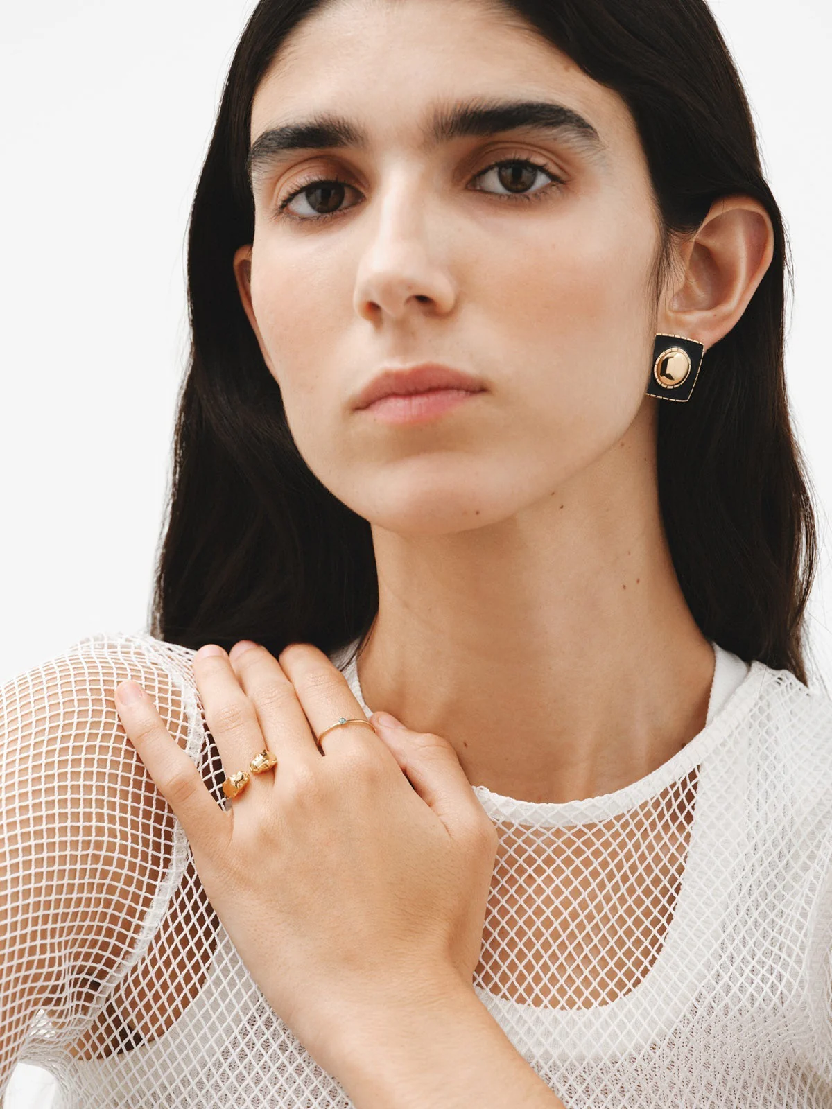 Pendientes de plata 925 bañada en oro amarillo de 18K con forma geométrica y esmalte negro - Image 6