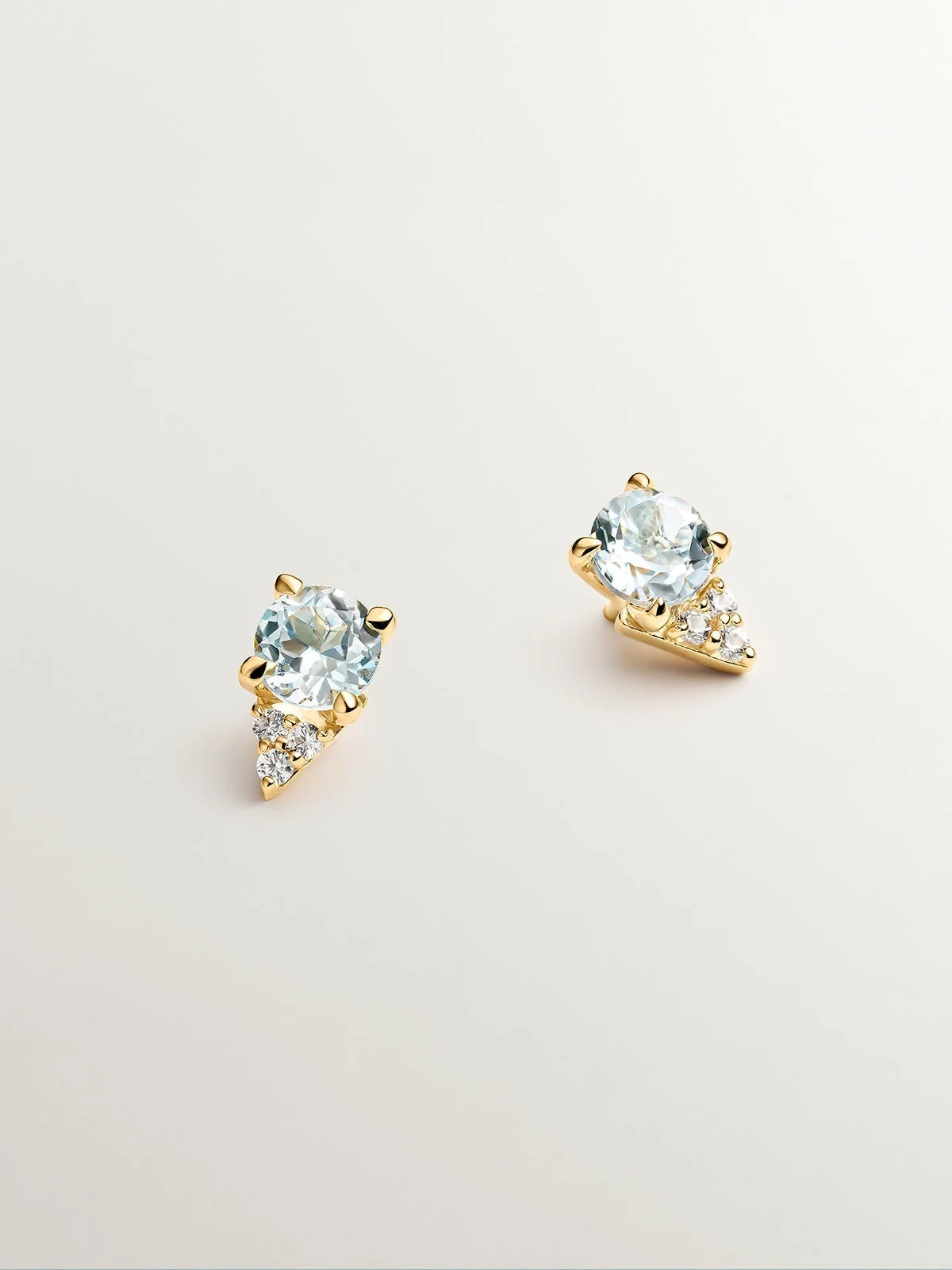 Pendientes de plata 925 bañada en oro amarillo de 18K con topacios azul sky y zafiros blancos