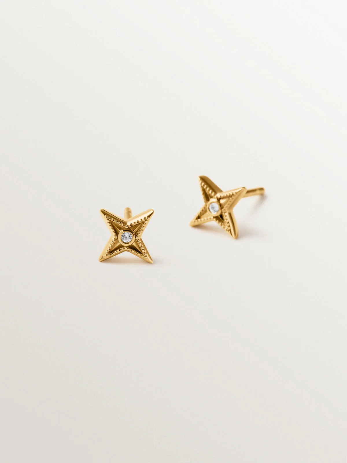 Pendientes de plata 925 bañada en oro amarillo de 18K en forma de estrella con topacios blancos - Image 3