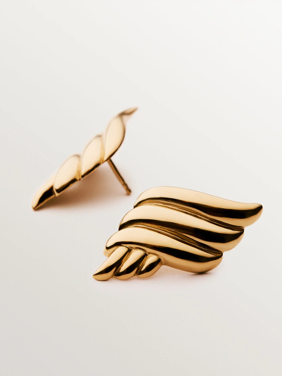Pendientes de plata 925 bañada en oro amarilo de 18K con forma fluida - Image 3