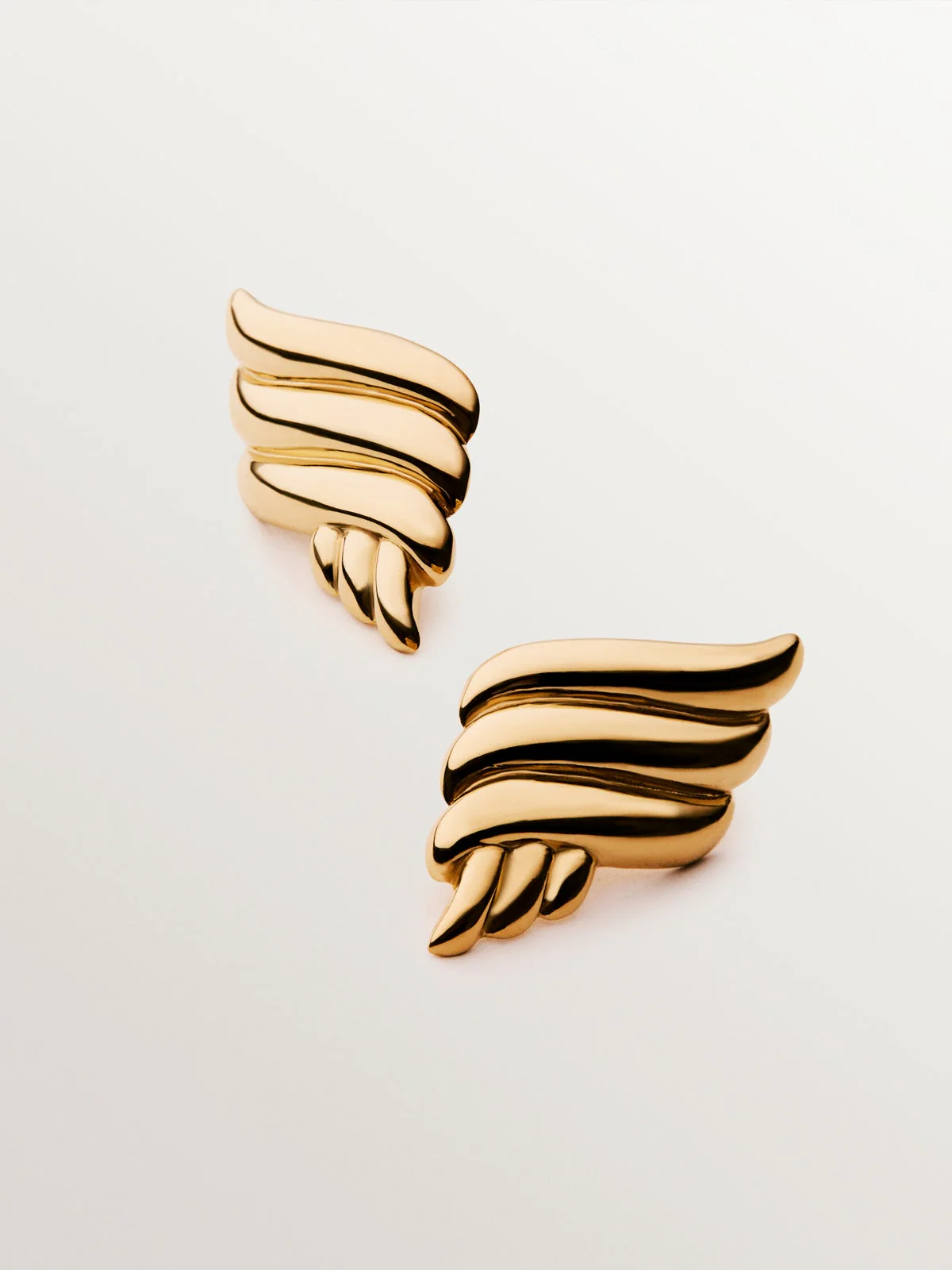 Pendientes de plata 925 bañada en oro amarilo de 18K con forma fluida - Image 5