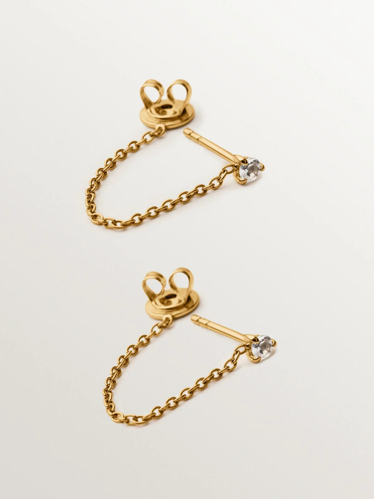 Pendientes de plata bañada en oro amarillo de 18K con topacios blancos y cadena - Image 3