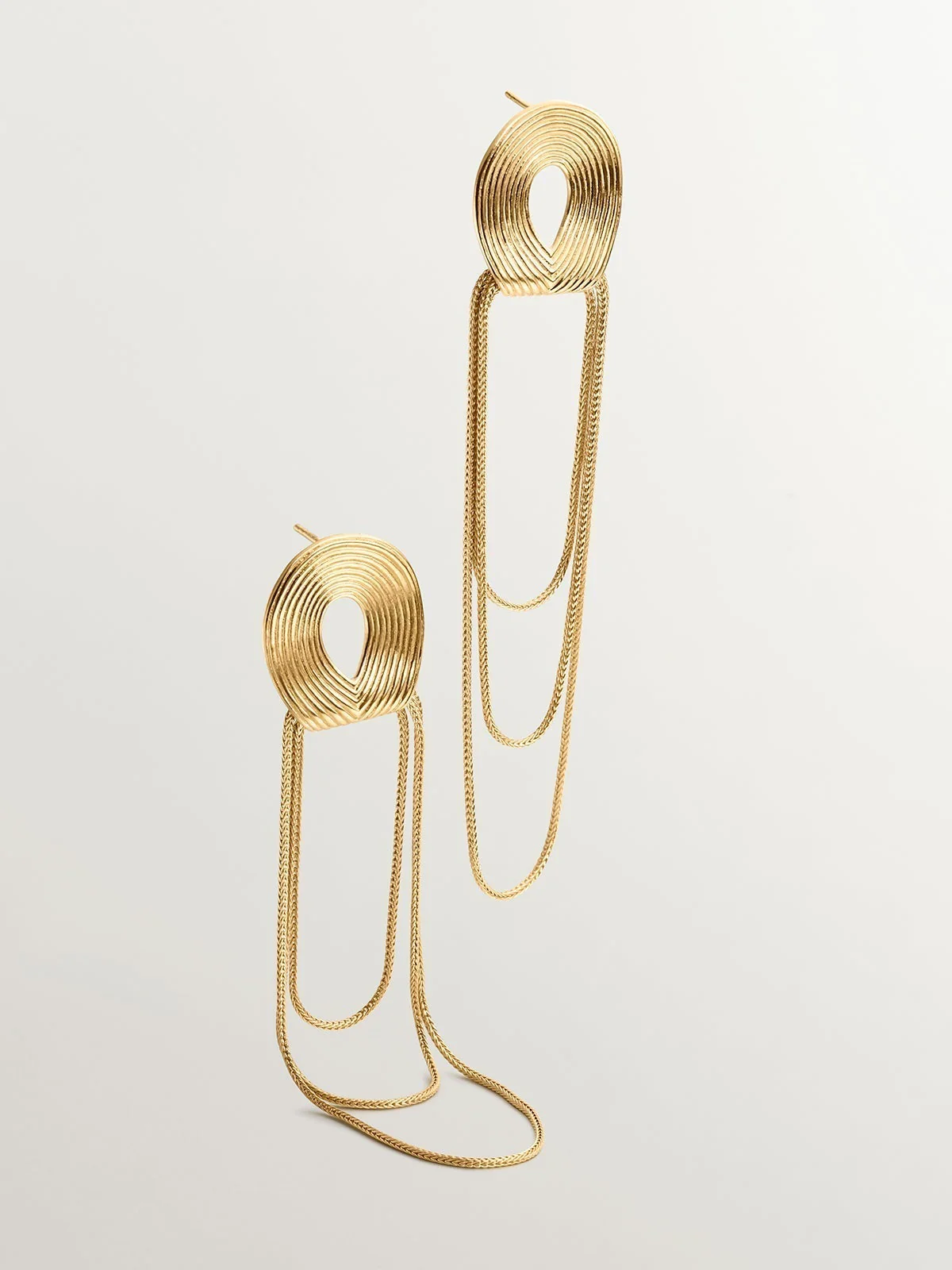 Pendientes grandes de plata 925 bañada en oro amarillo de 18K con relieve y cadenas