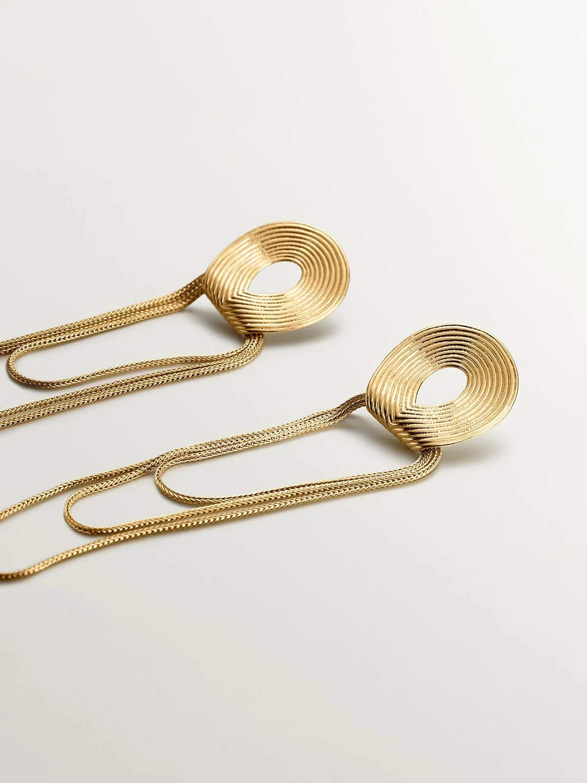 Pendientes grandes de plata 925 bañada en oro amarillo de 18K con relieve y cadenas - Image 5