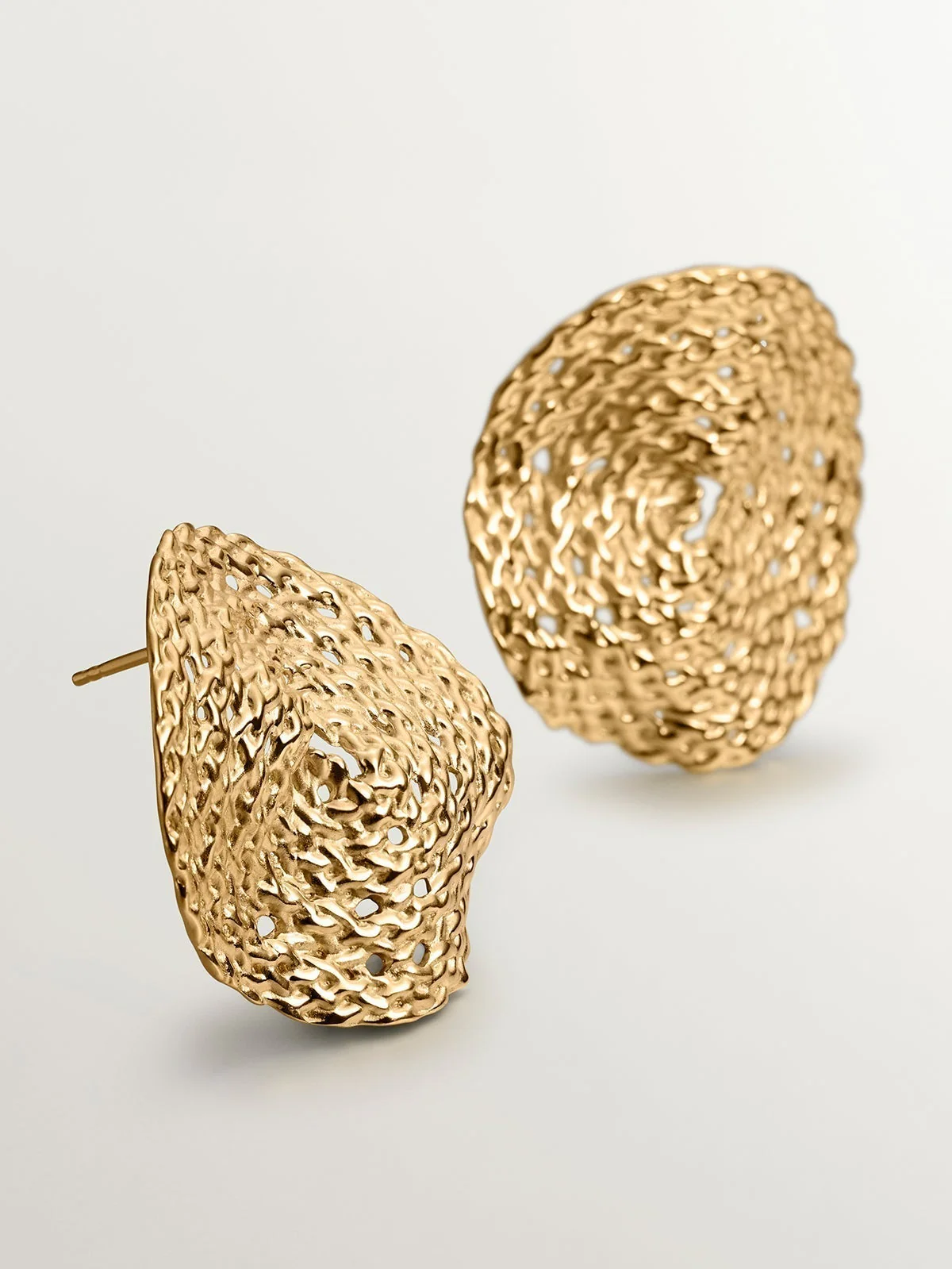 Pendientes grandes de plata 925 bañada en oro amarillo de 18K con textura de mimbre - Image 5