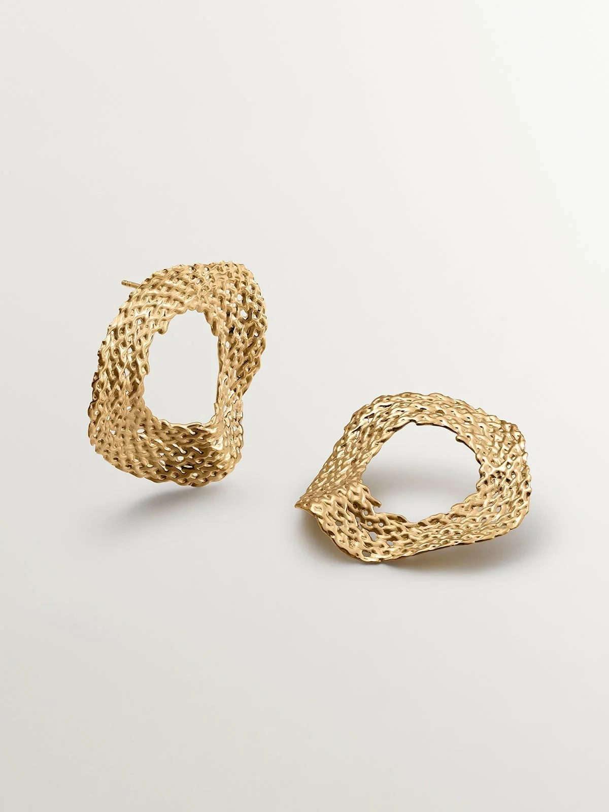 Pendientes grandes de plata 925 bañada en oro amarillo de 18K con textura de mimbre - Image 3