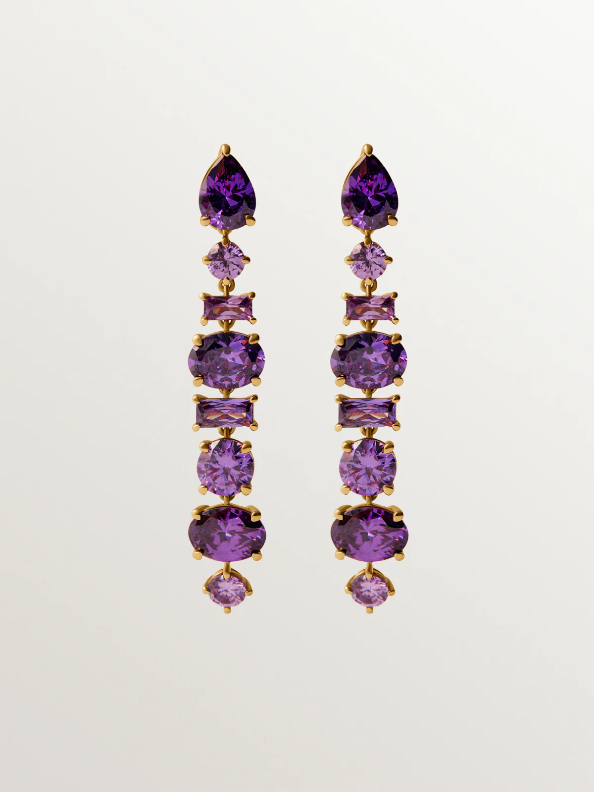 Pendientes largos bañados en oro amarillo con cristales morados - Image 5