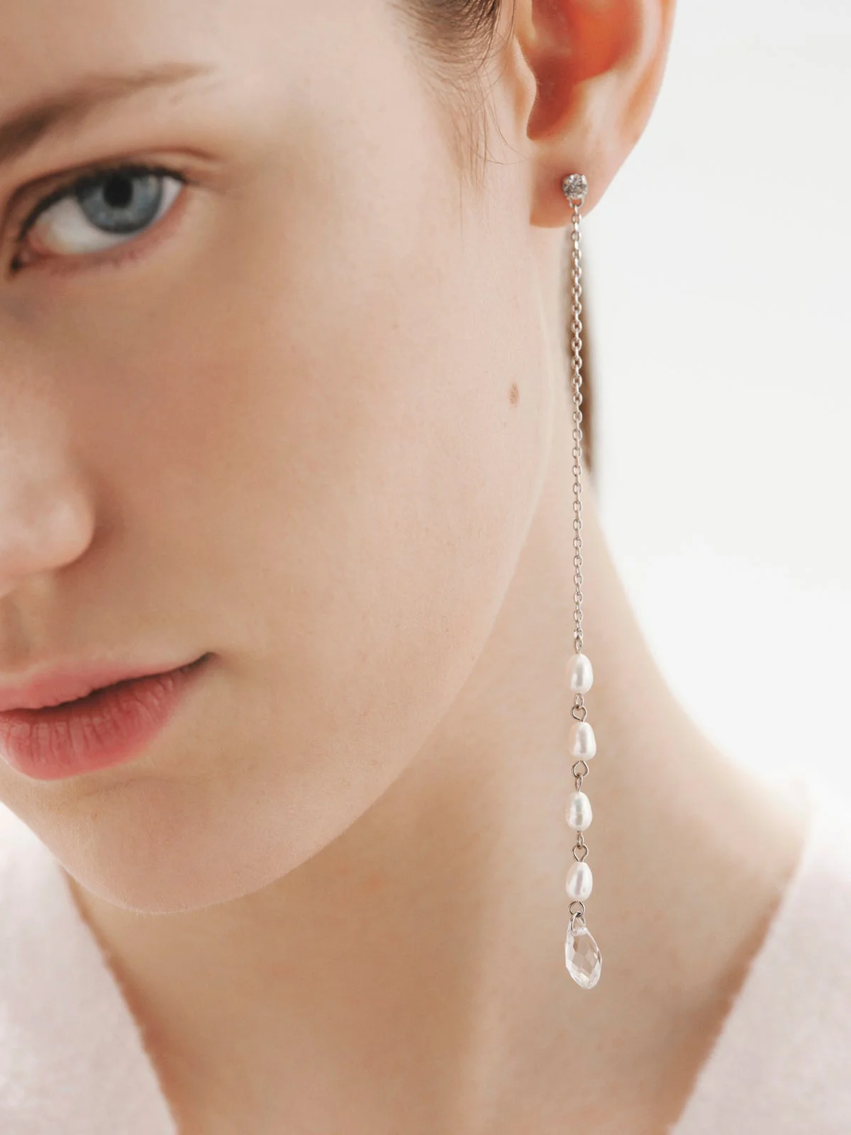 Pendientes largos con perlas barrocas y cristales - Image 2