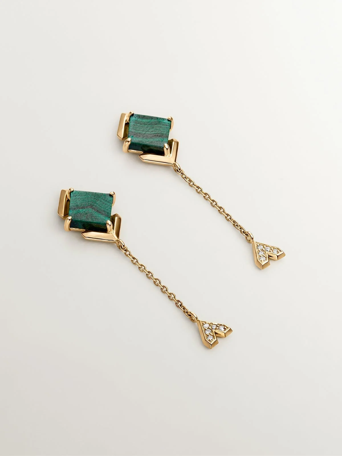 Pendientes largos de oro amarillo de 9K con malaquita verde y diamantes - Image 3