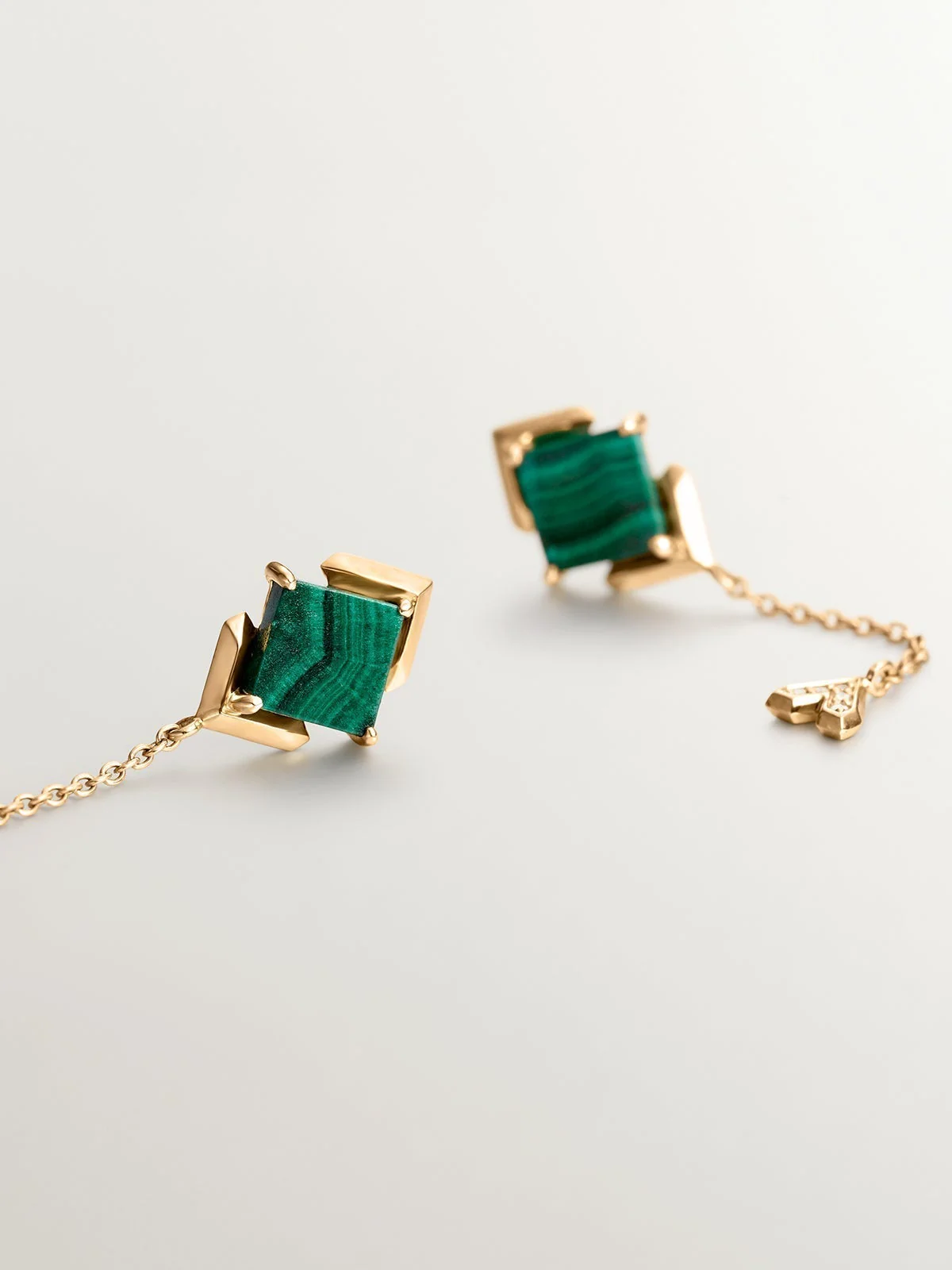 Pendientes largos de oro amarillo de 9K con malaquita verde y diamantes - Image 5