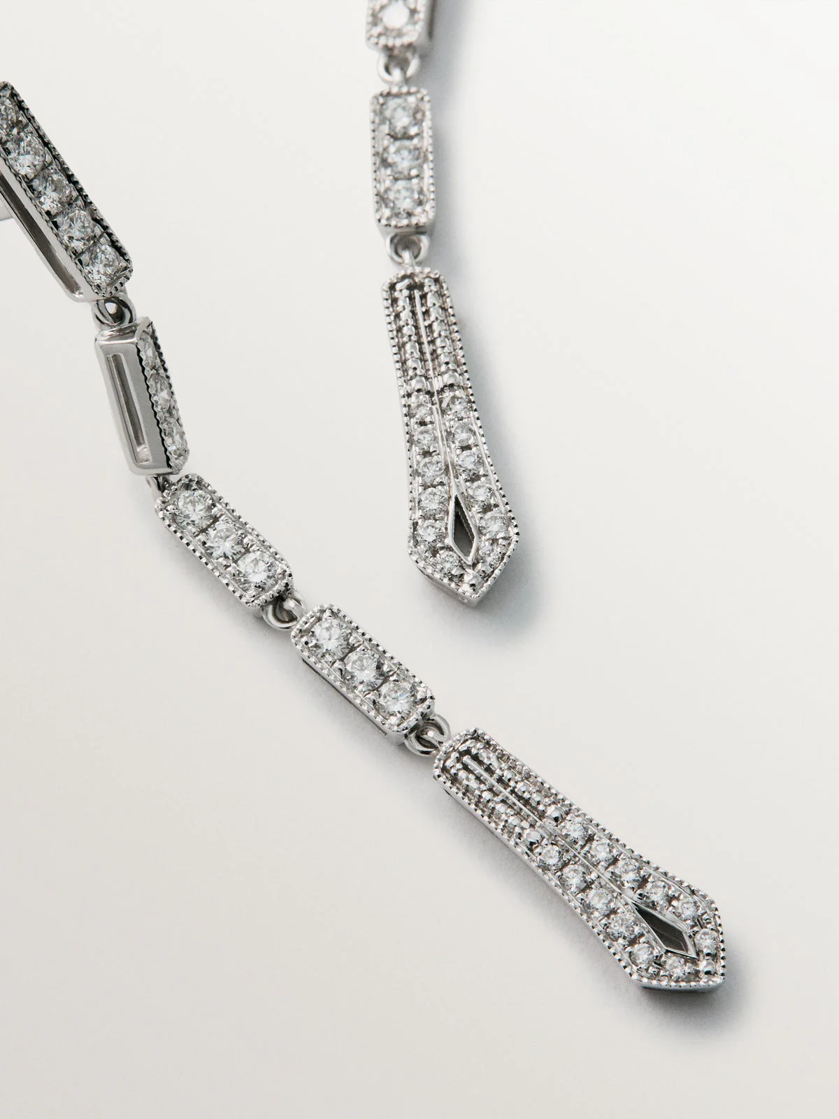 Pendientes largos de oro blanco de 18K con diamantes en talla brillante - Image 5