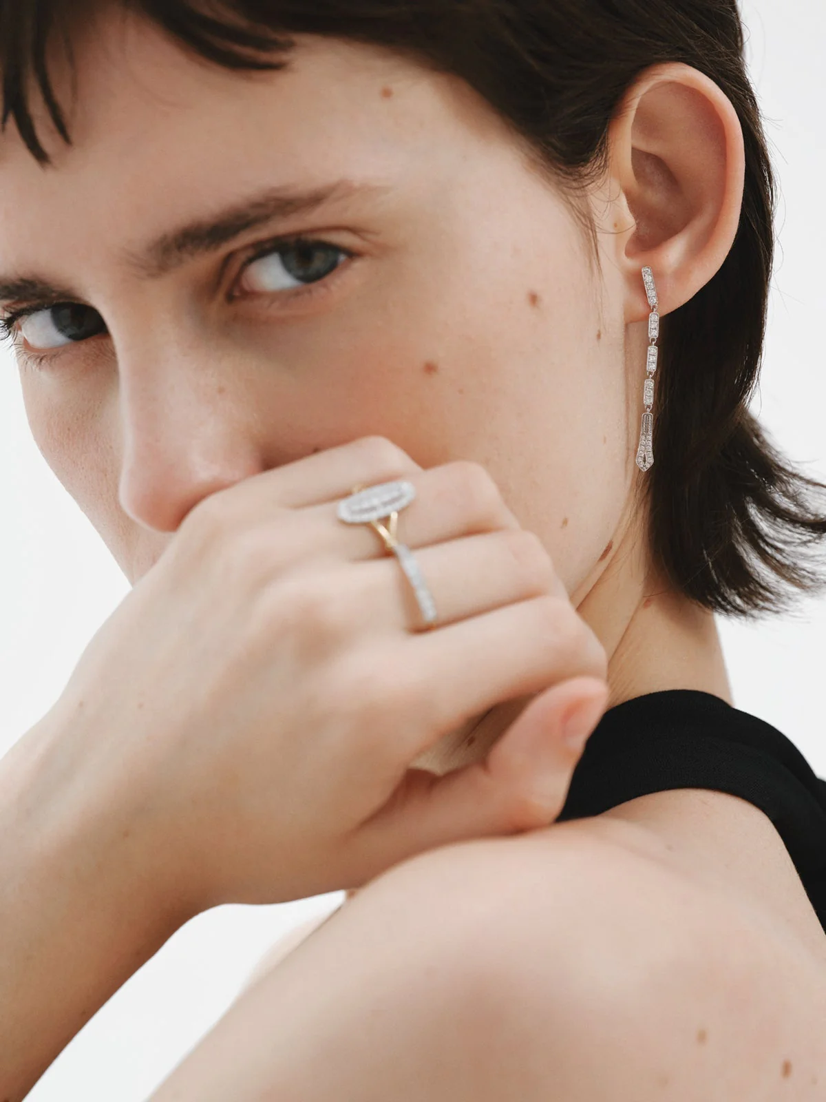 Pendientes largos de oro blanco de 18K con diamantes en talla brillante - Image 6