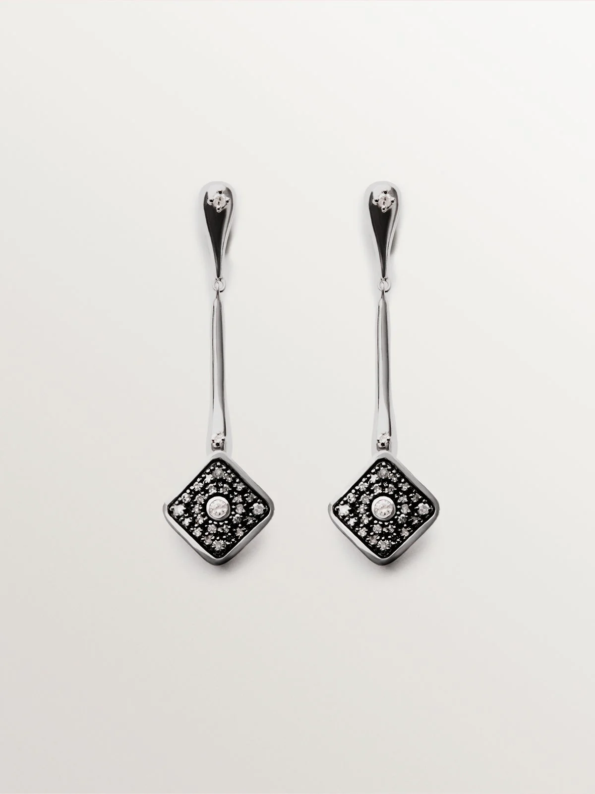 Pendientes largos de oro blanco de 9K con forma de rombo y diamantes