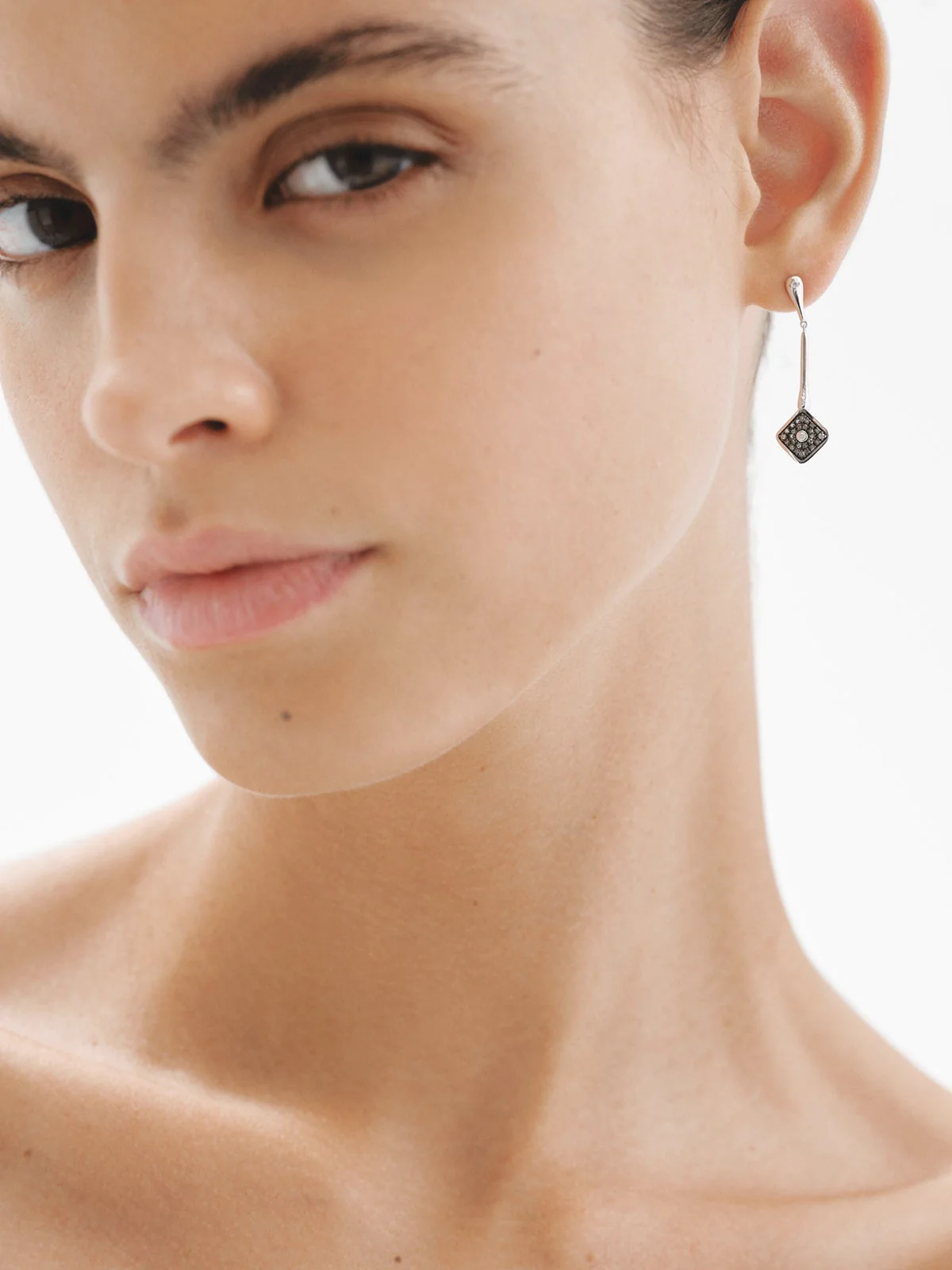 Pendientes largos de oro blanco de 9K con forma de rombo y diamantes - Image 2