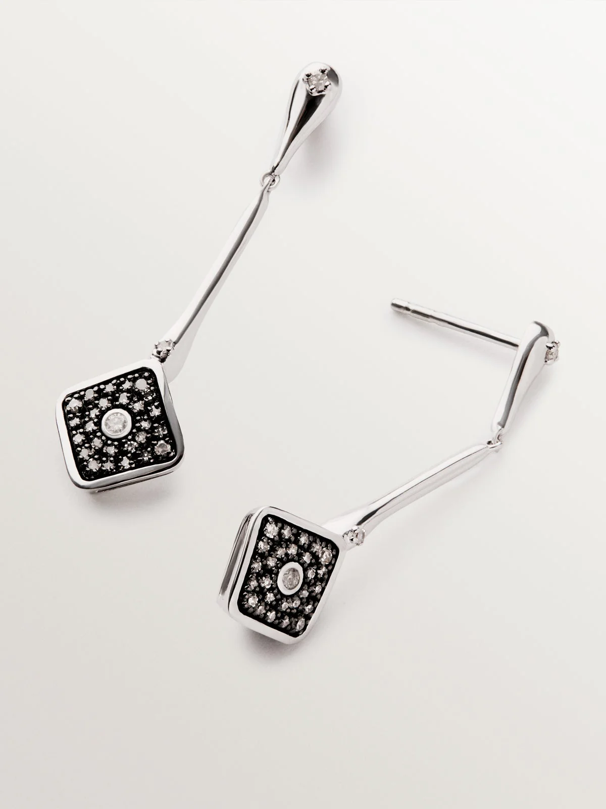 Pendientes largos de oro blanco de 9K con forma de rombo y diamantes - Image 3
